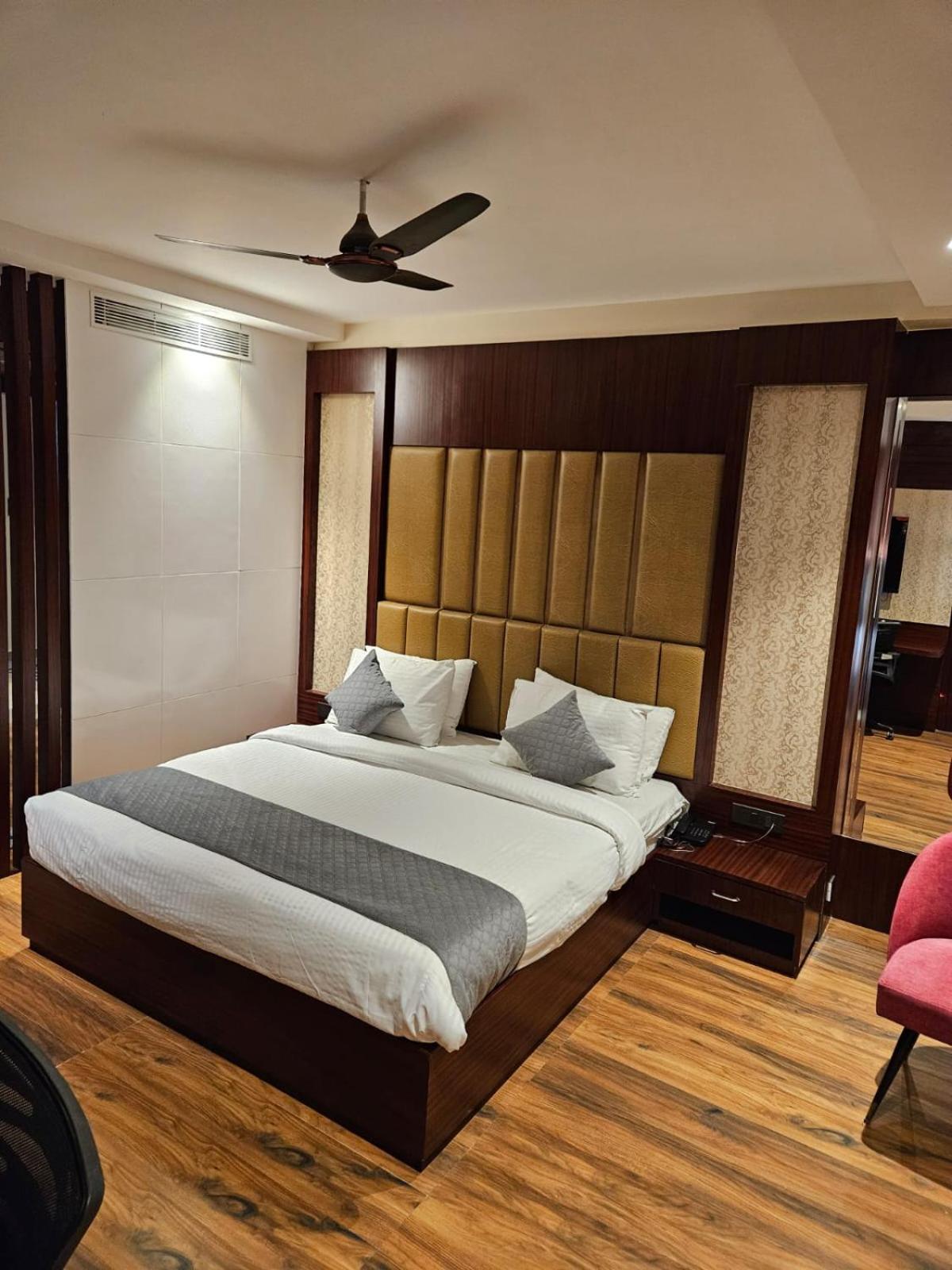 Deluxe Suite - Photo 13