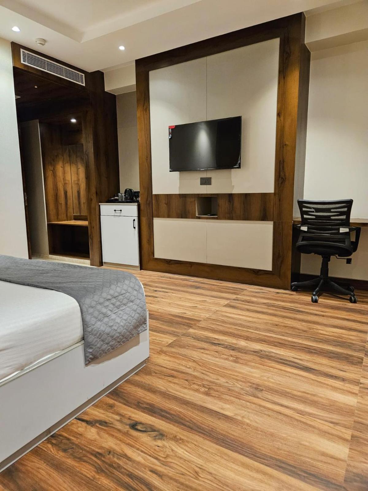 Deluxe King Room - Photo 3
