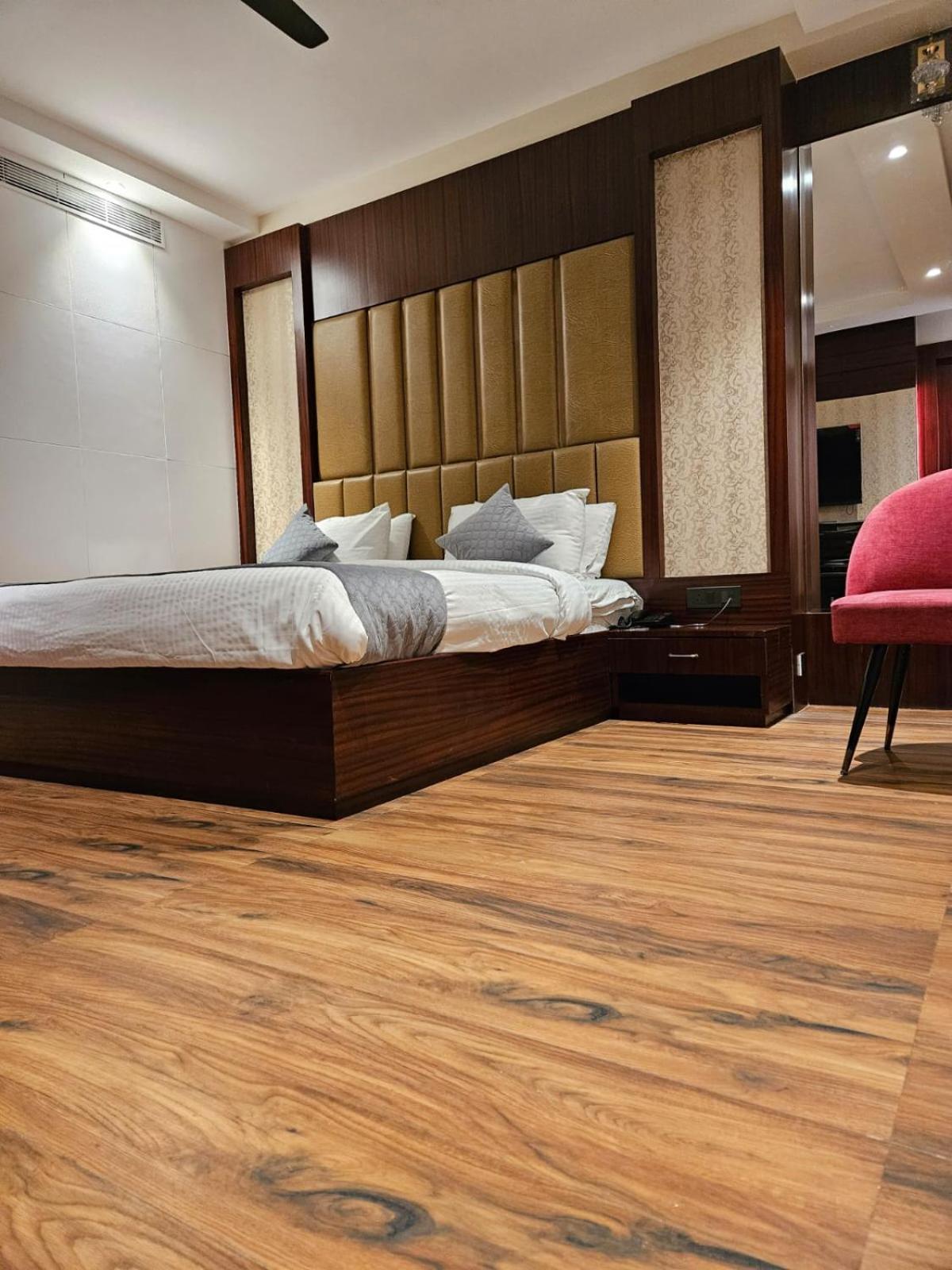 Deluxe Suite - Photo 12