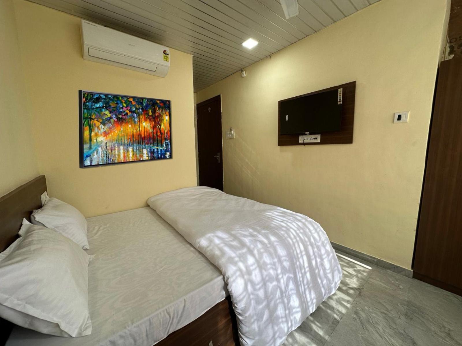 Deluxe Double Room (2 Adults + 1 Child)