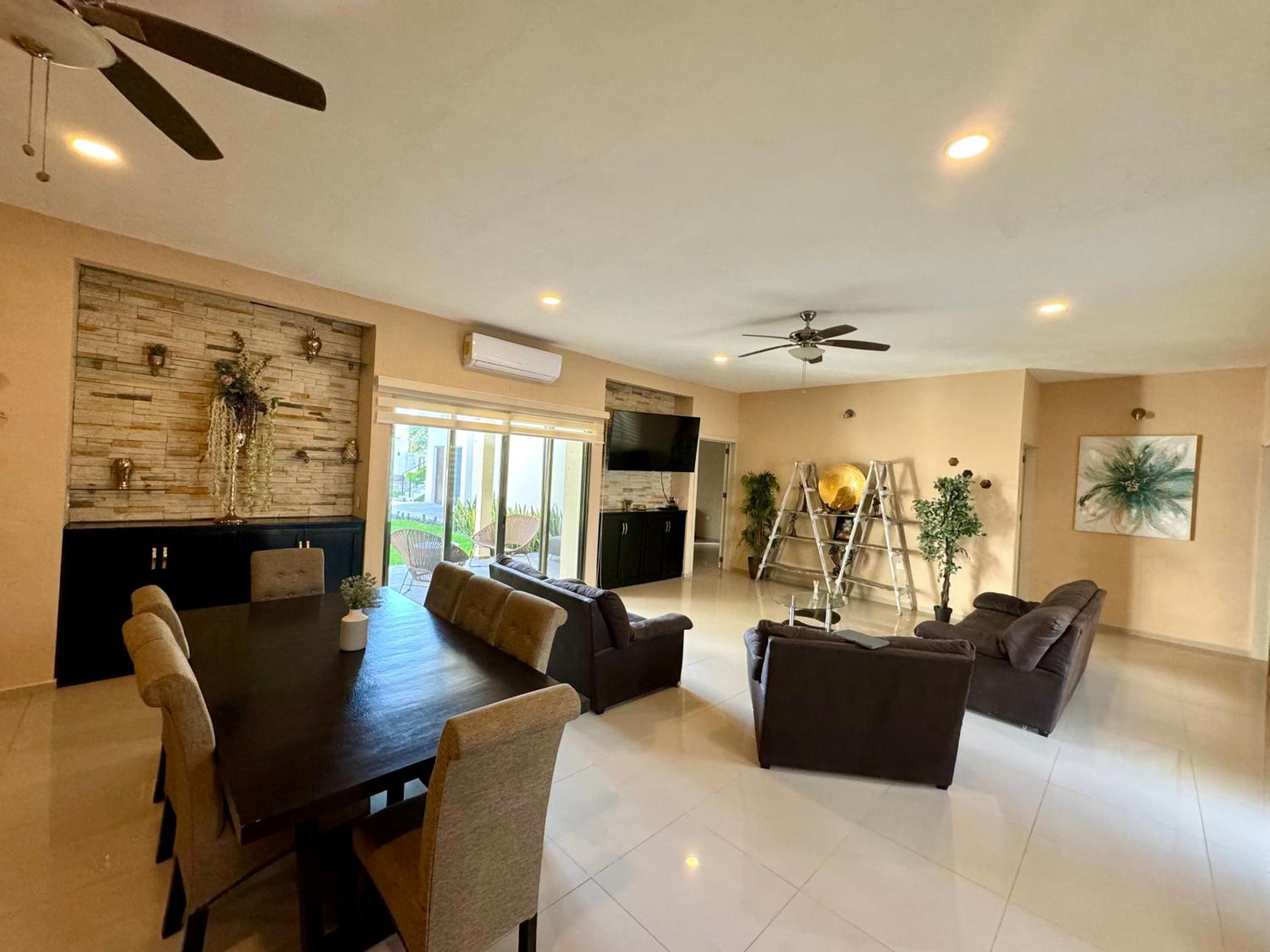 Deluxe Family Room photo 1