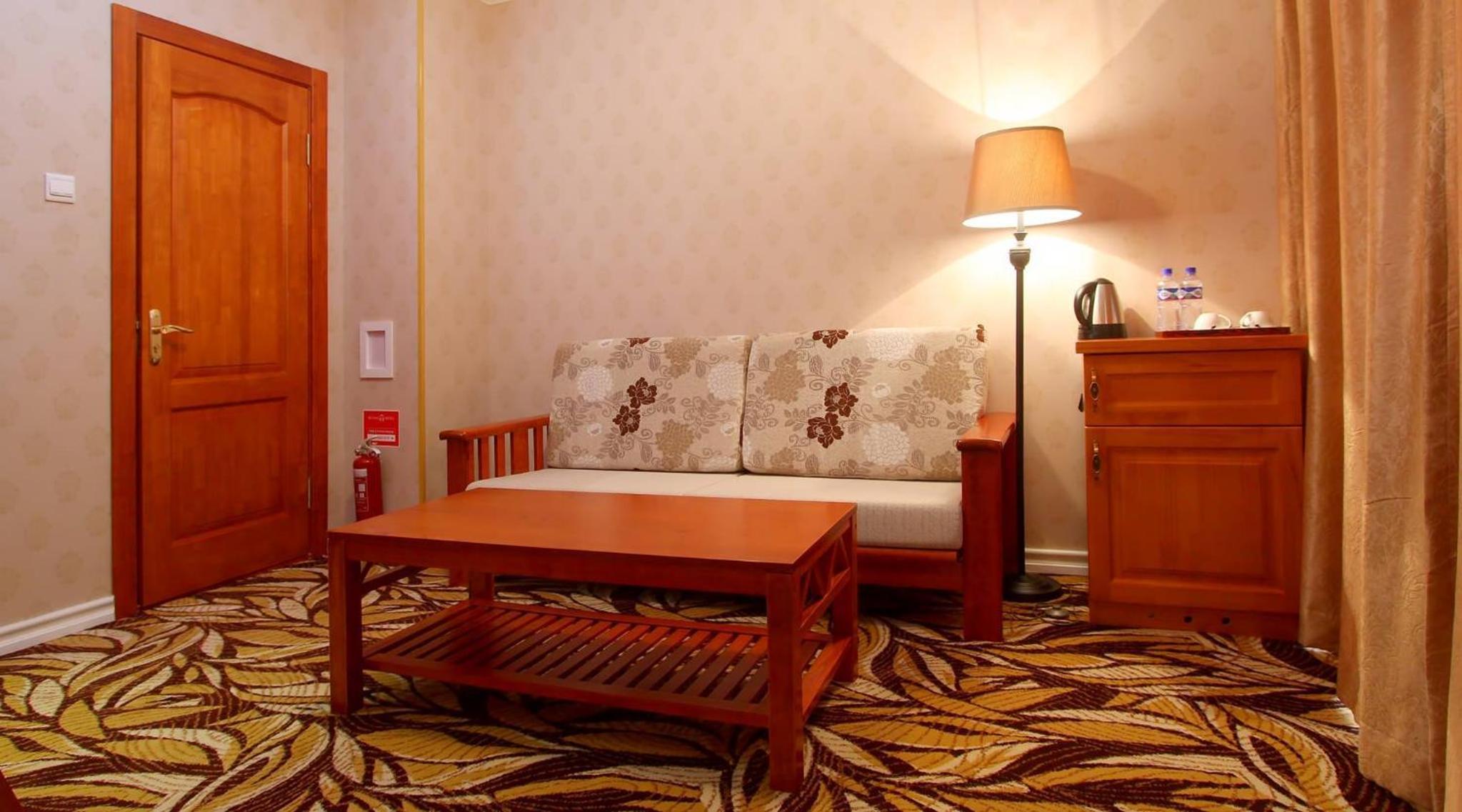 Deluxe Queen Suite photo 2