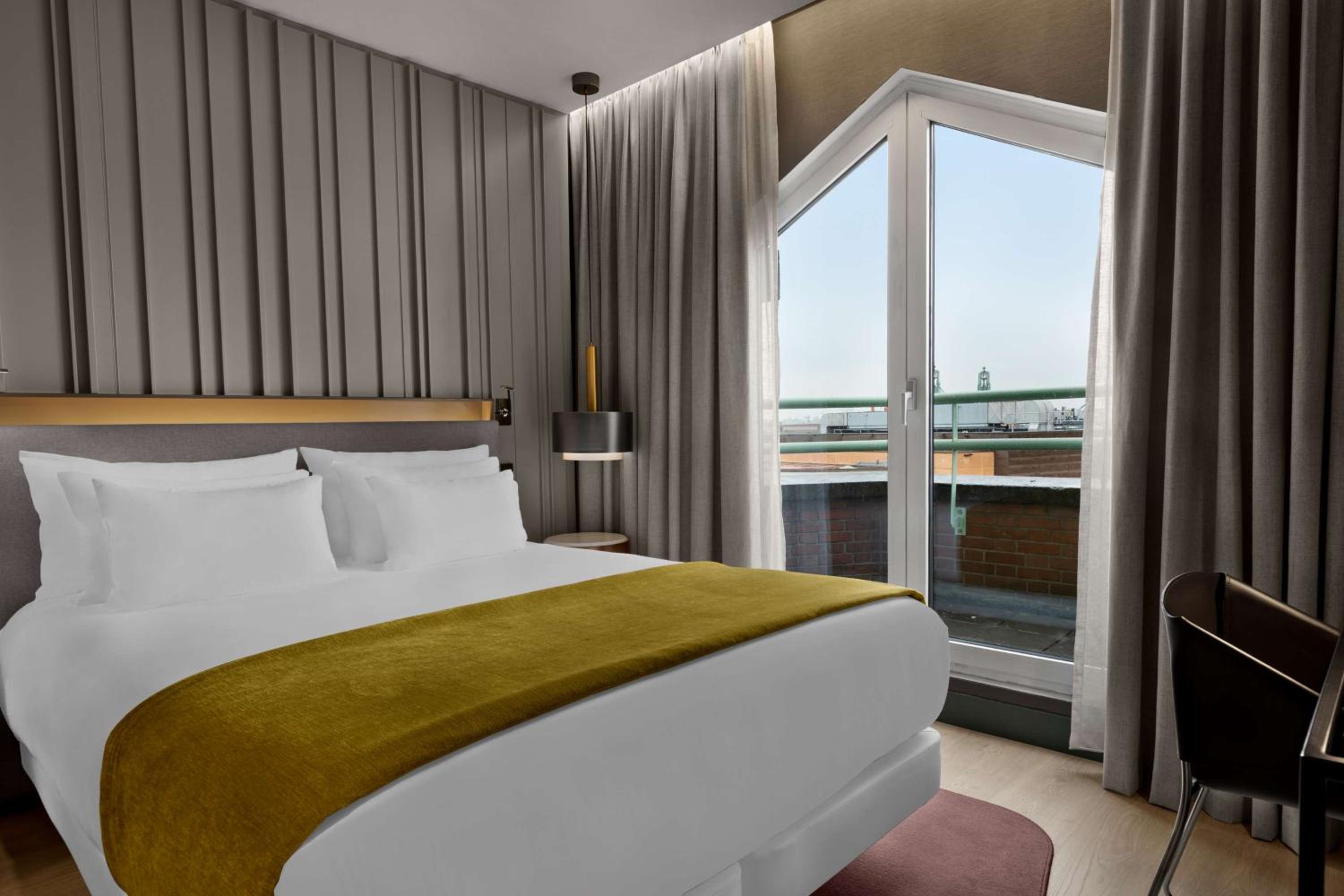 Superior Double Room with View and Balcony - Photo 2