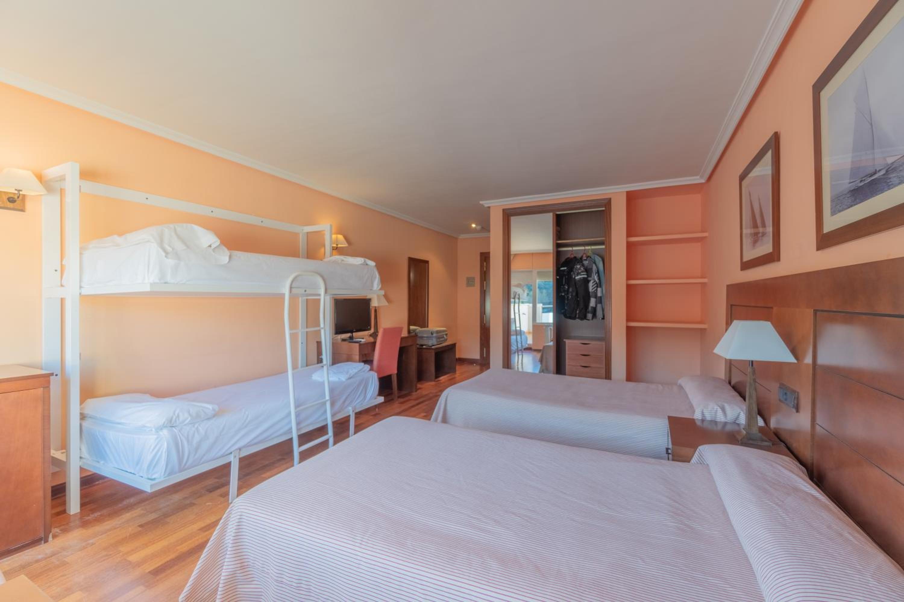 Classic Quadruple Room - Photo 9