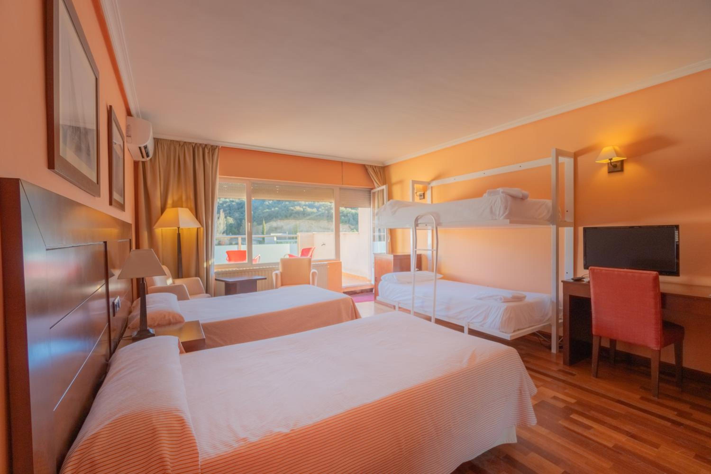 Classic Quadruple Room - Photo 10