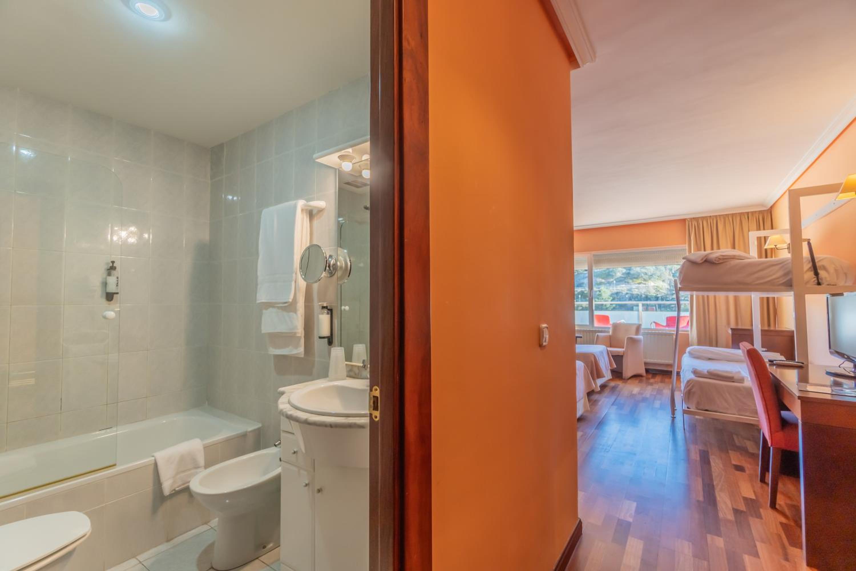 Classic Quadruple Room - Photo 6
