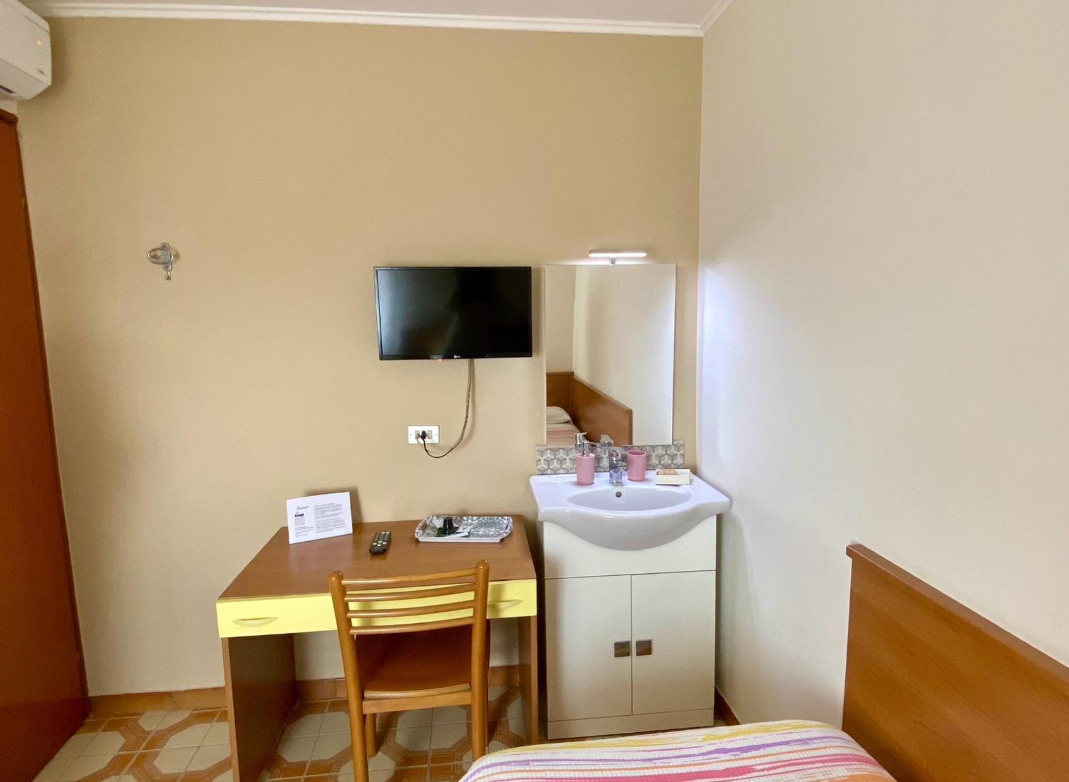 Single Room with Private External Bathroom photo 2