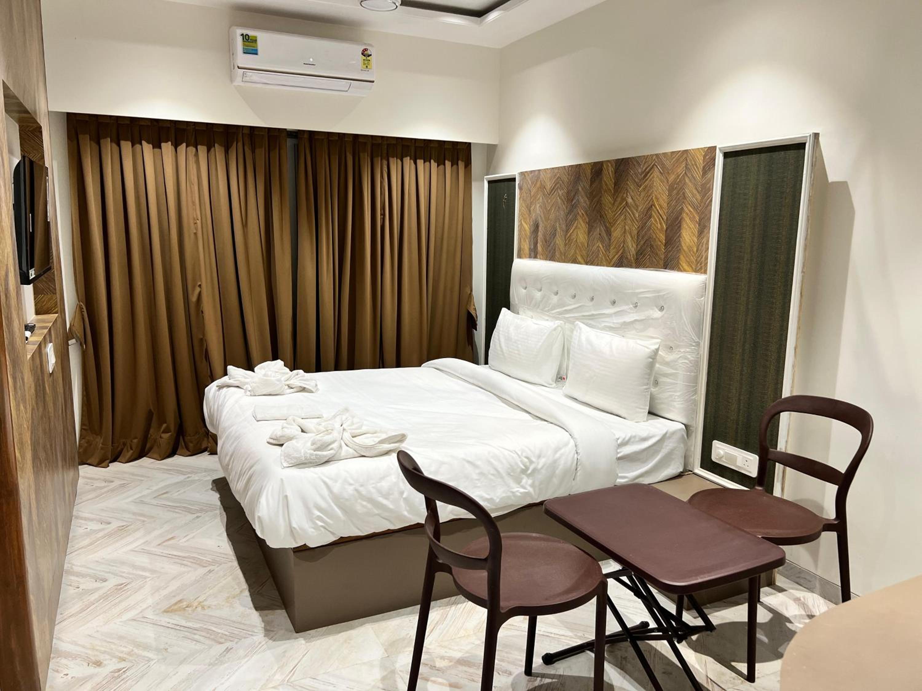 Deluxe Double Room with Balcony photo 2