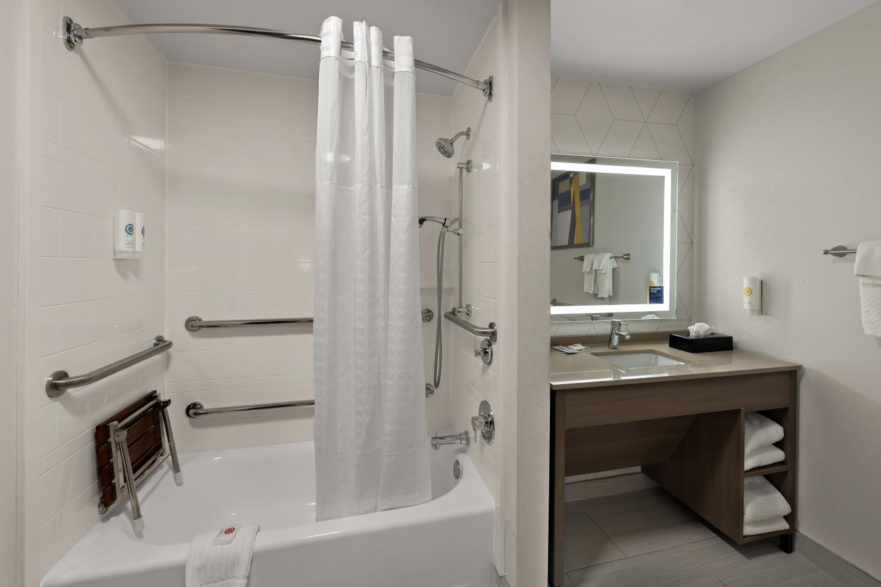 Queen Suite with Two Queen Beds - Accessible/Non-Smoking - Photo 4