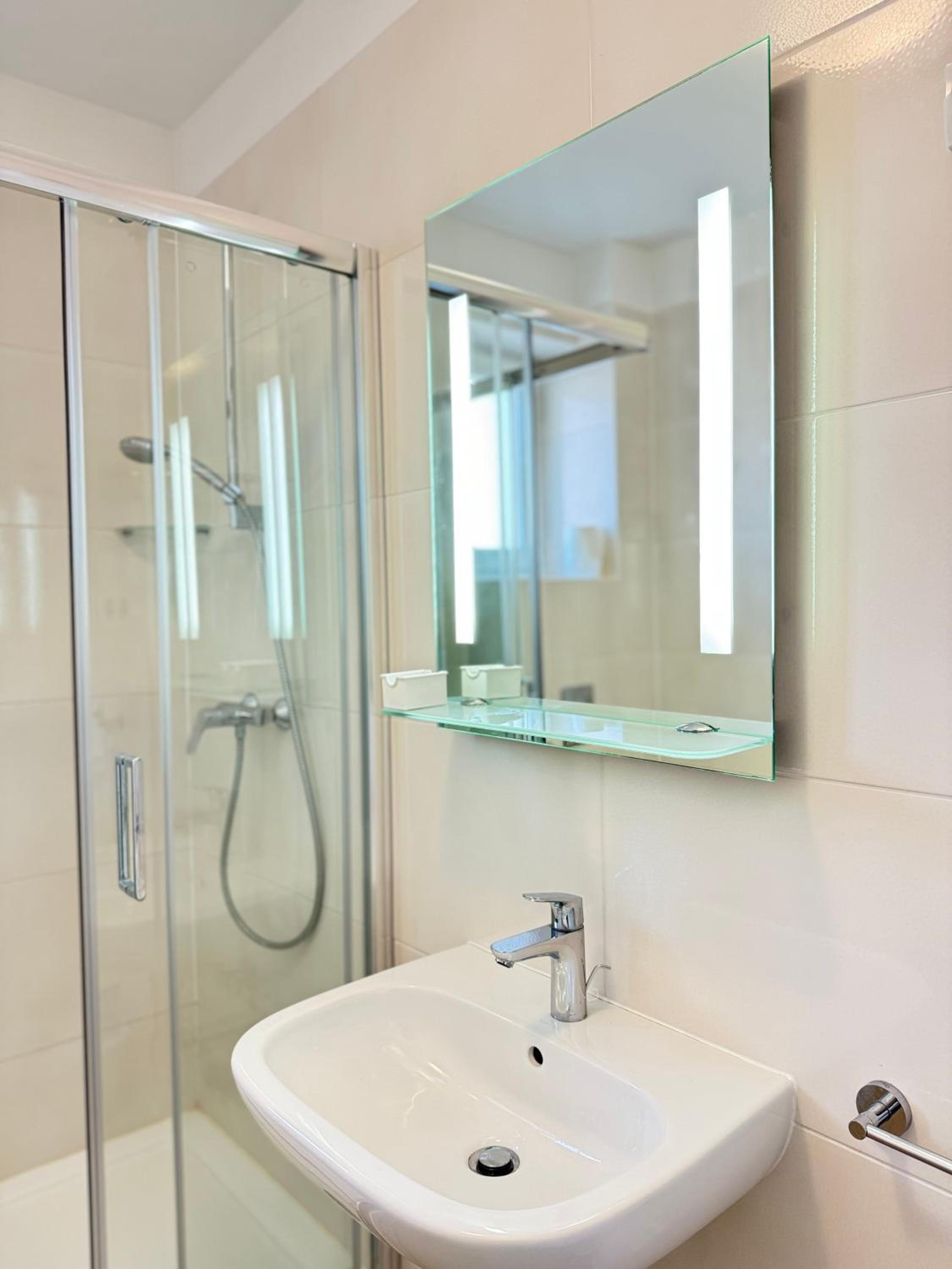 Comfort Two-Bedroom Apartment with Balcony - Photo 12