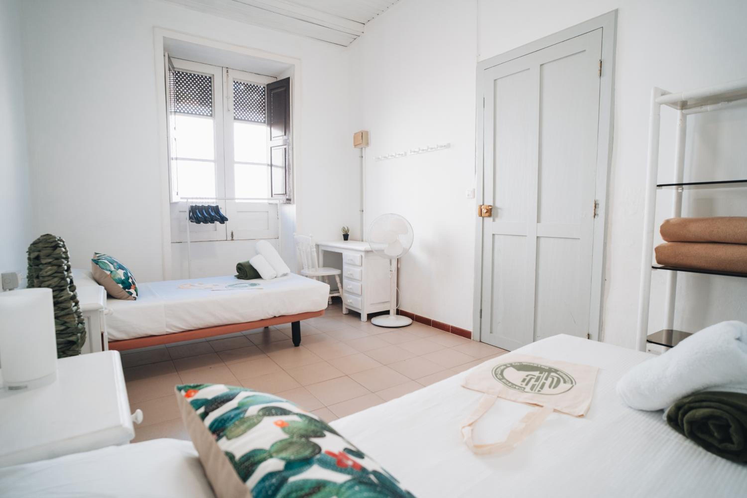 Cama individual en habitación compartida femenina con baño compartido