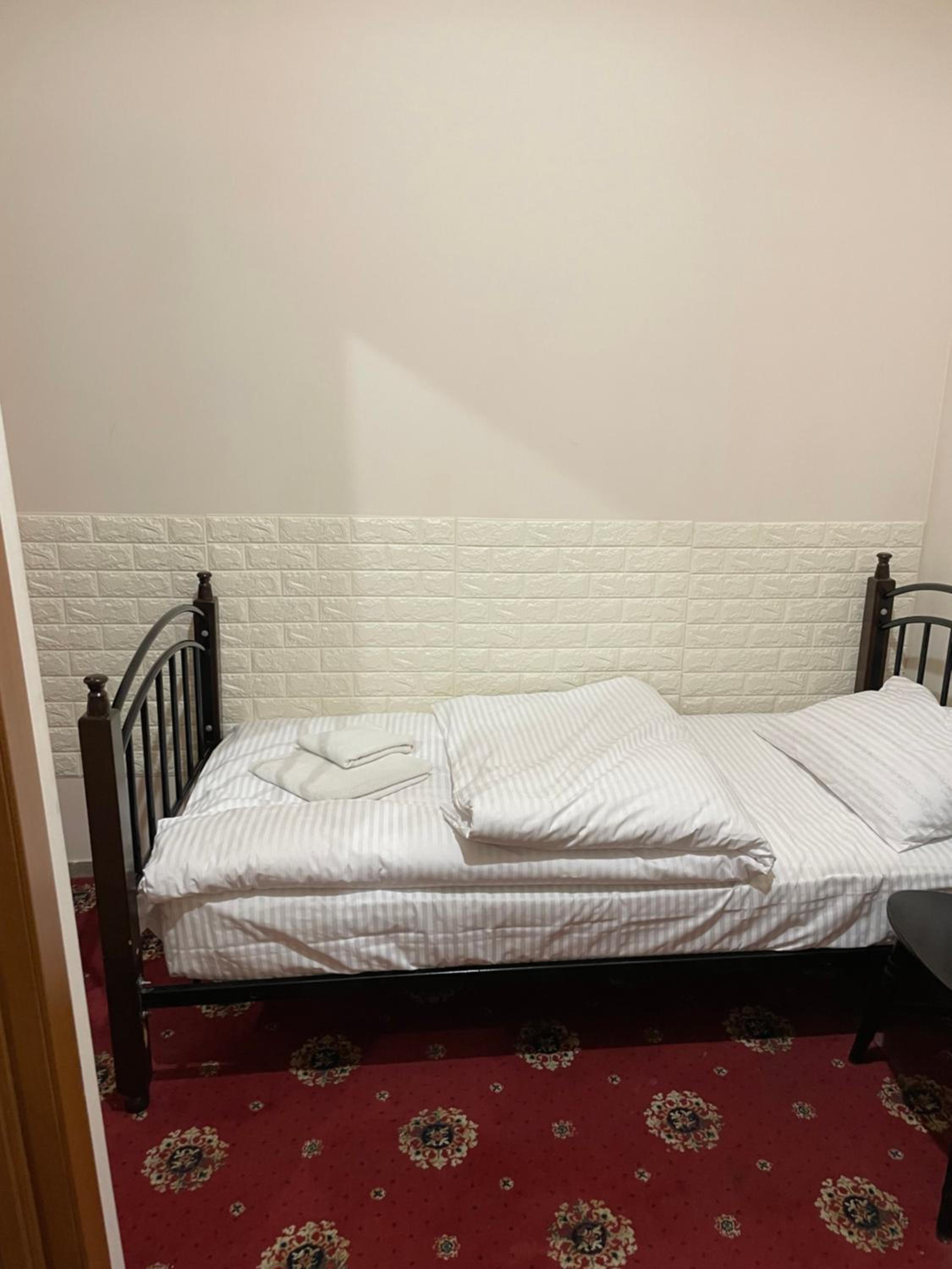 Twin Room with Bath and without window