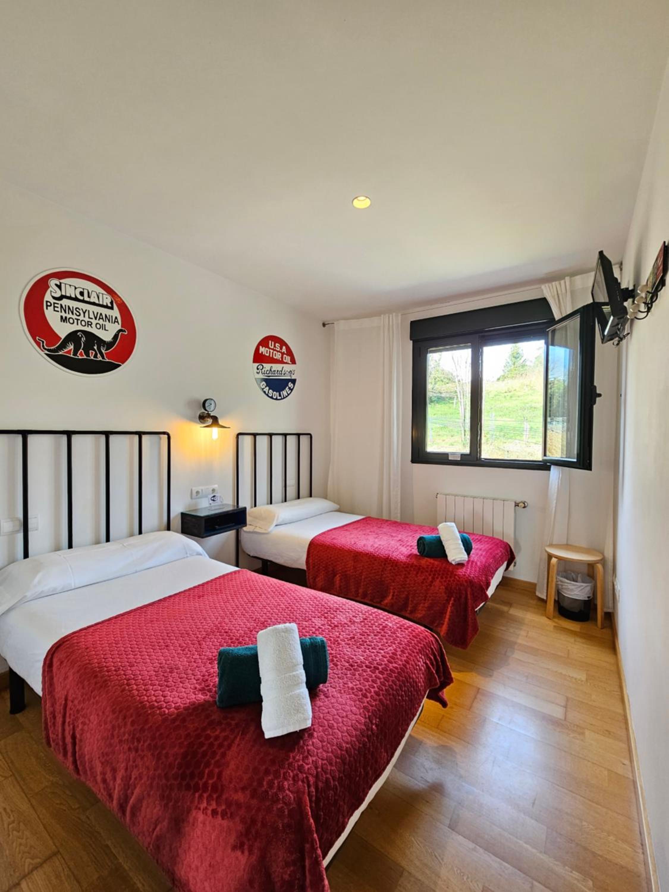 Twin Room with Private Bathroom photo 2