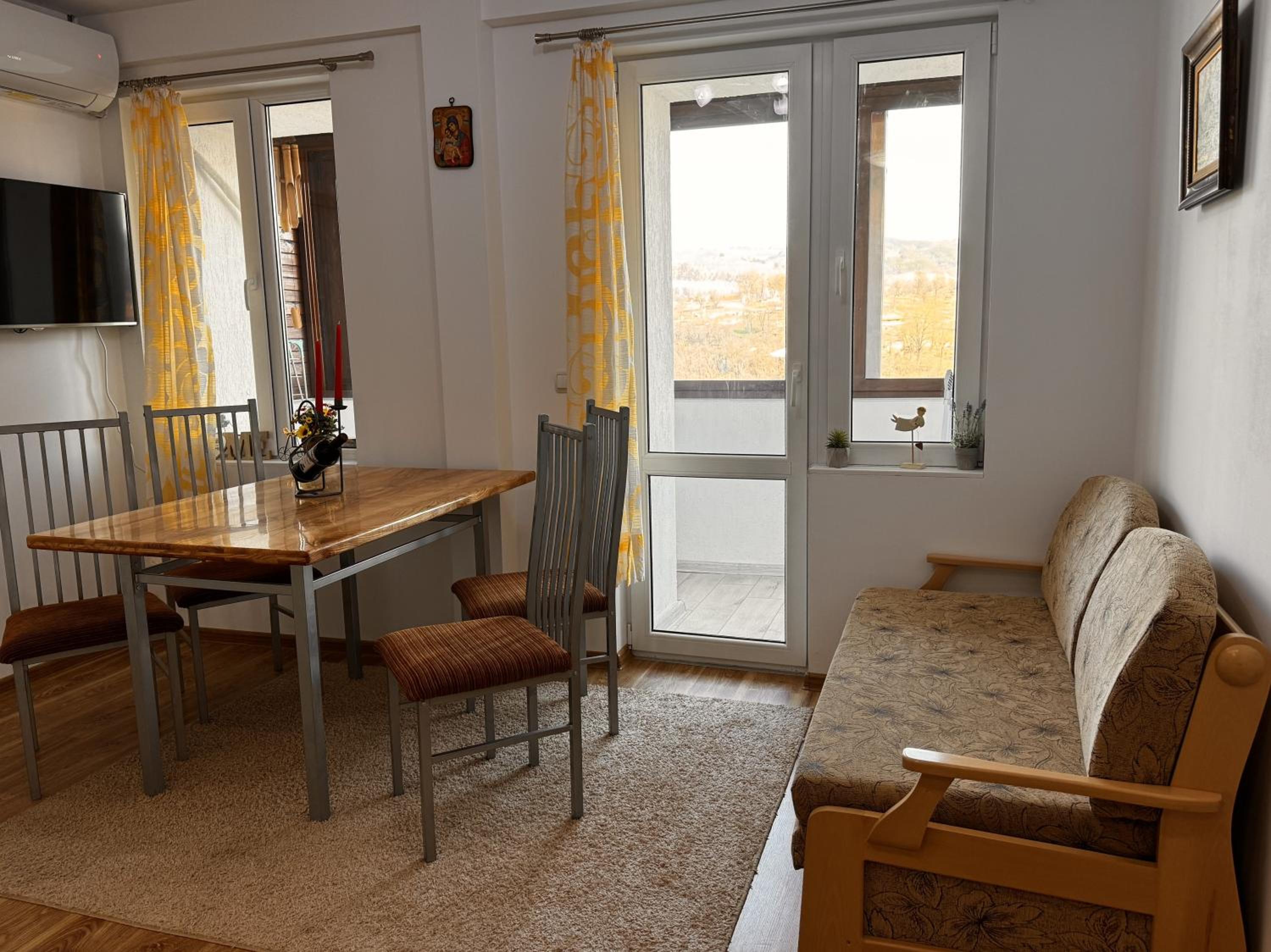 Apartment - Split Level - Photo 2