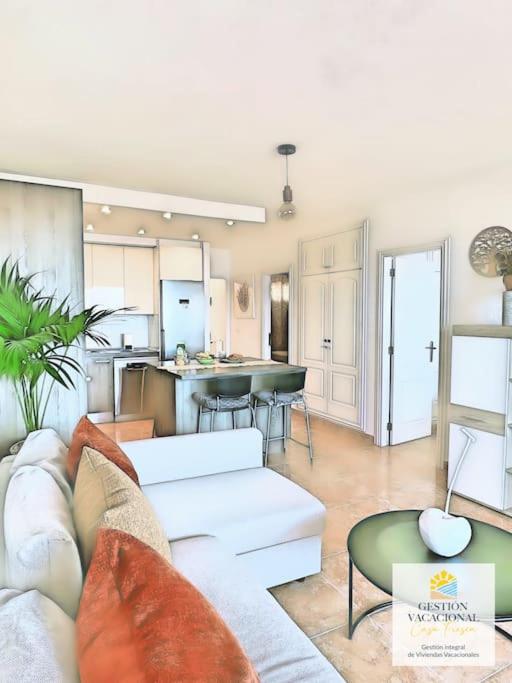 Apartamento de dos habitaciones con terraza y vista al mar