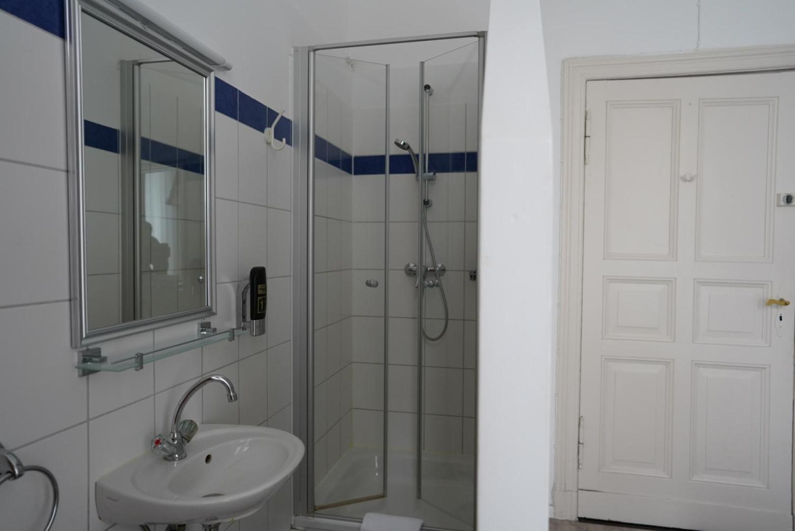 Double Room with Private Shower and Shared Toilet photo 3
