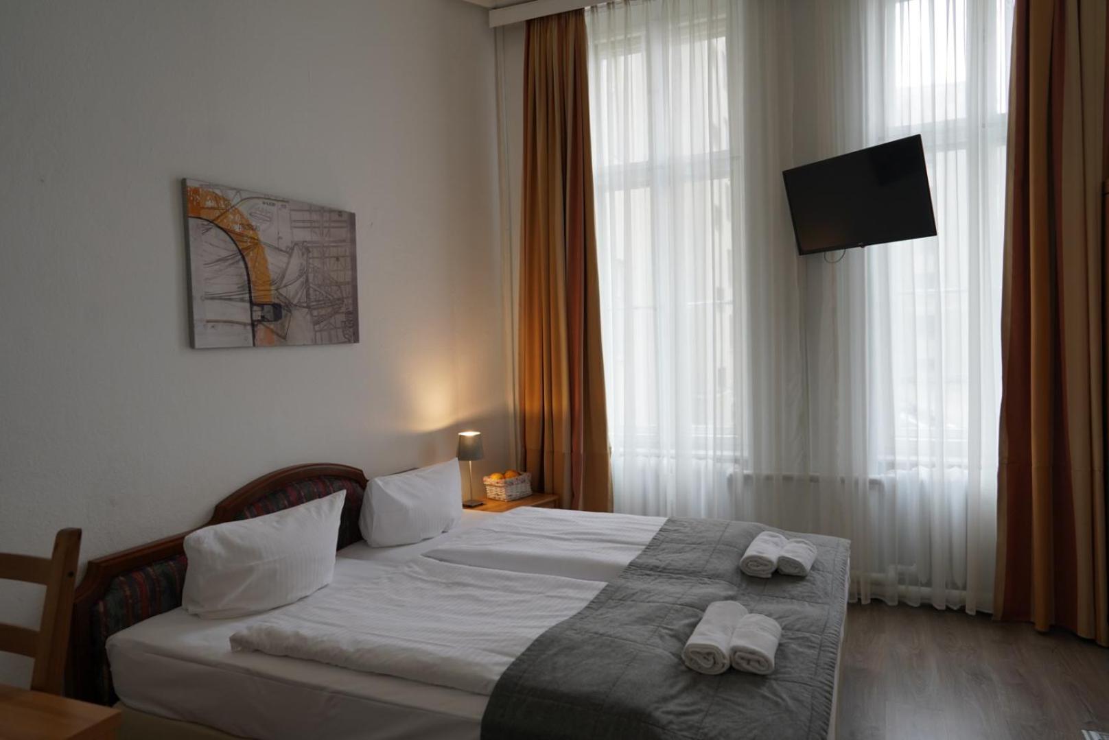 Double Room with Private Shower and Shared Toilet photo 1
