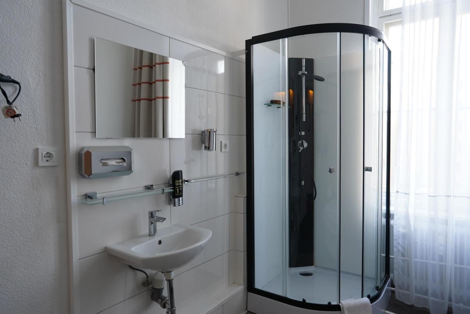 Single Room with Private Shower and Shared Toilet photo 3