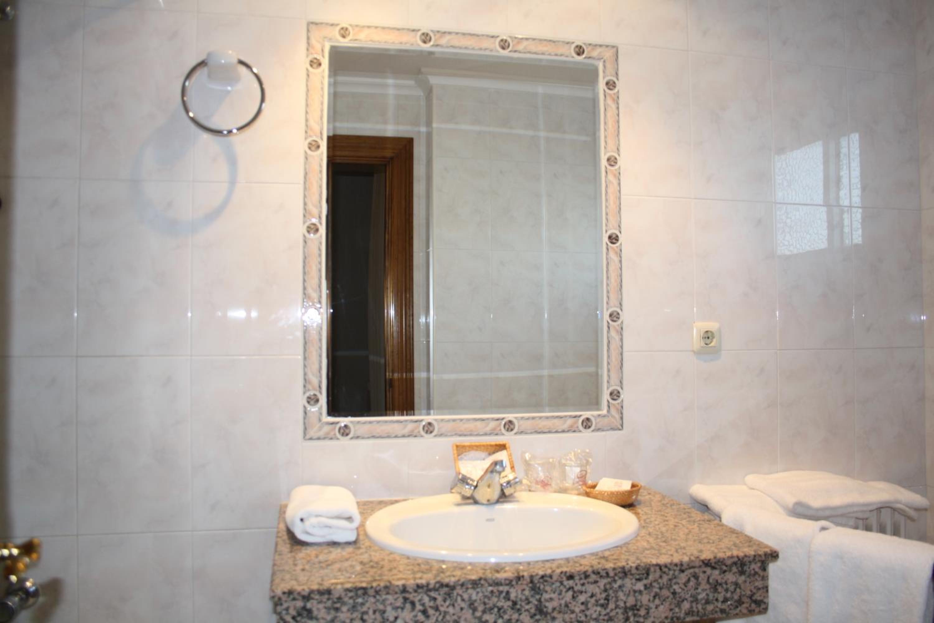 Twin Room - Photo 3
