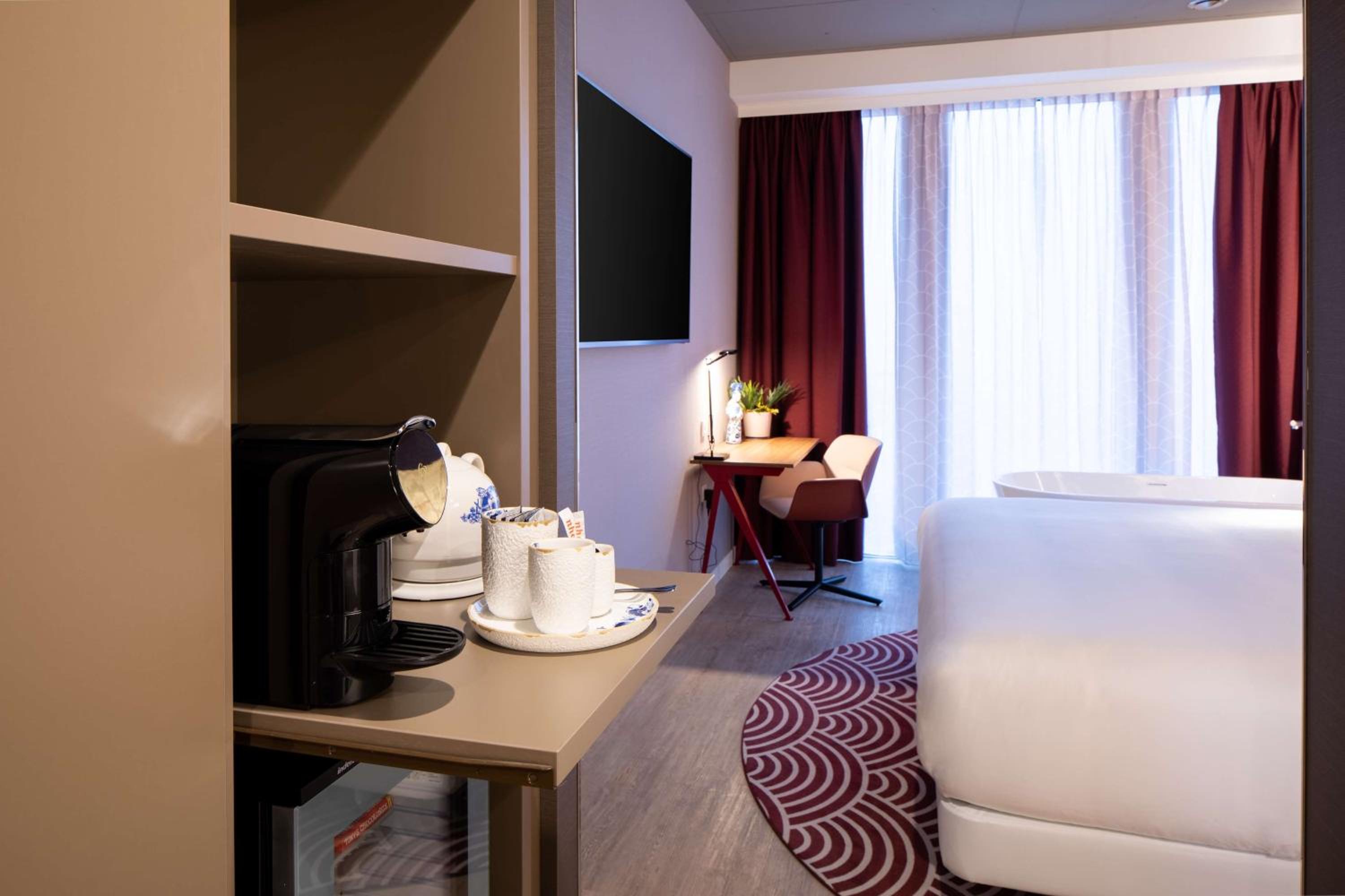 nhow Premium Room with View and Bath - Photo 4