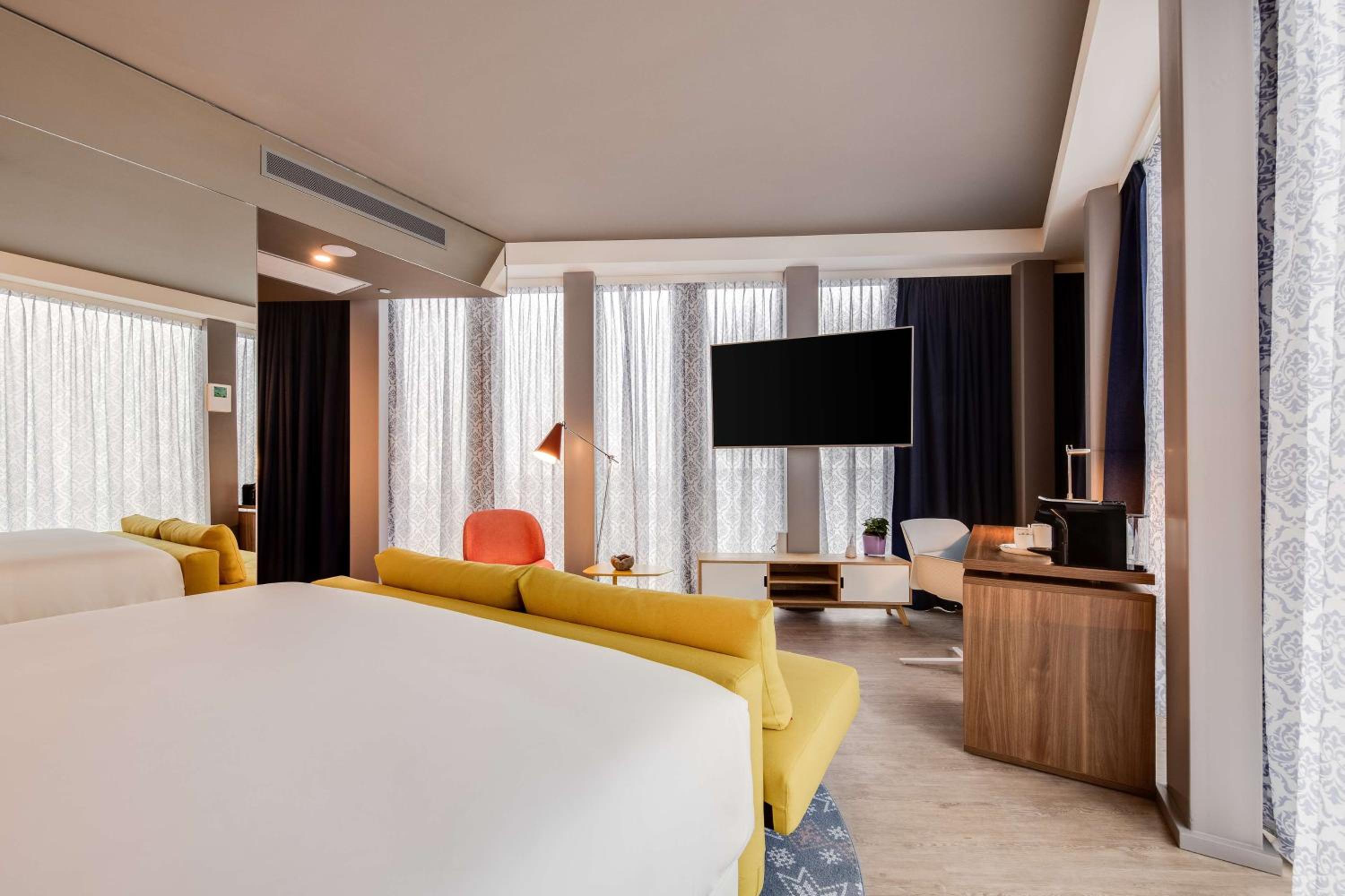 nhow Premium Double Room with View - Photo 8