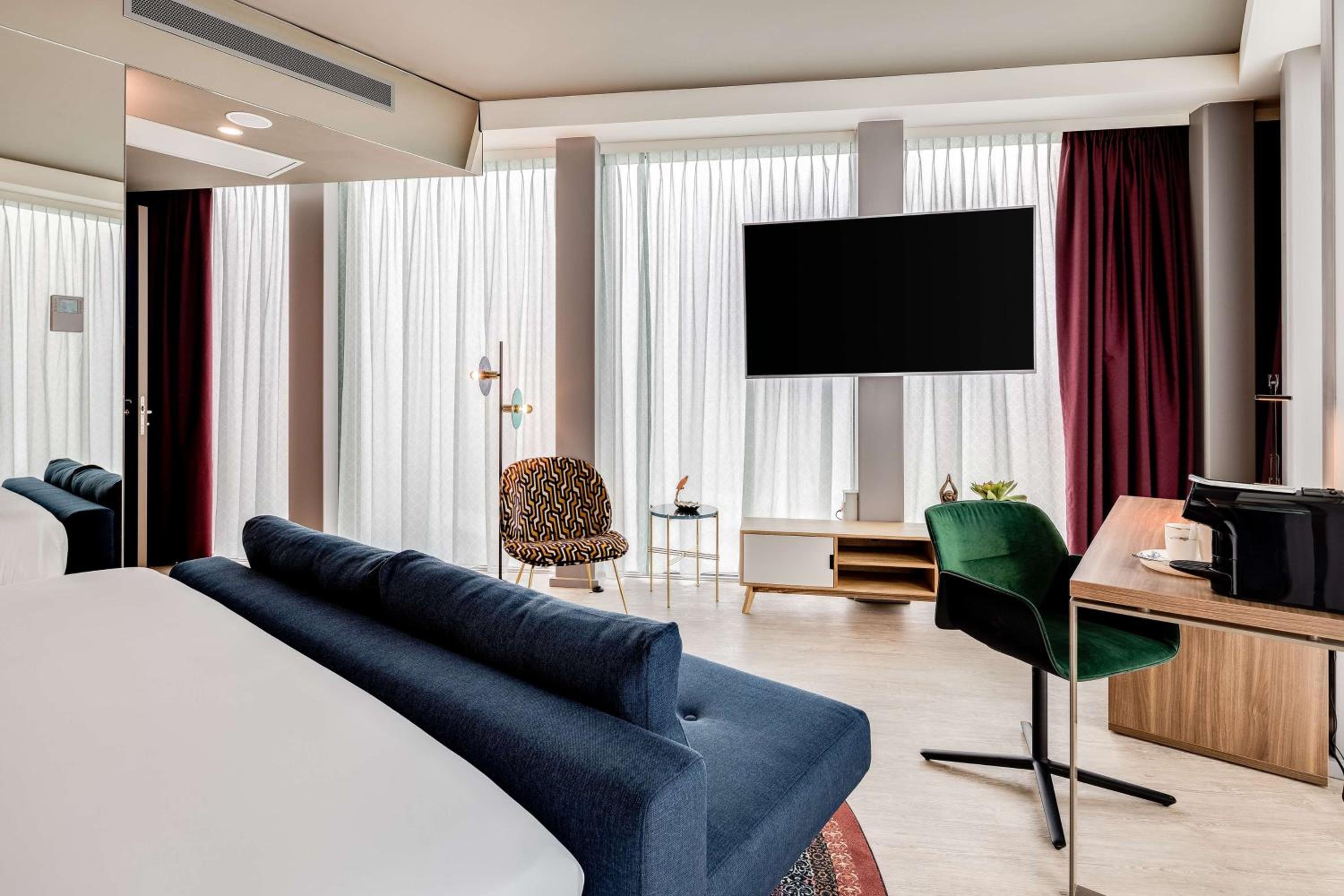 nhow Premium Double Room with View - Photo 22
