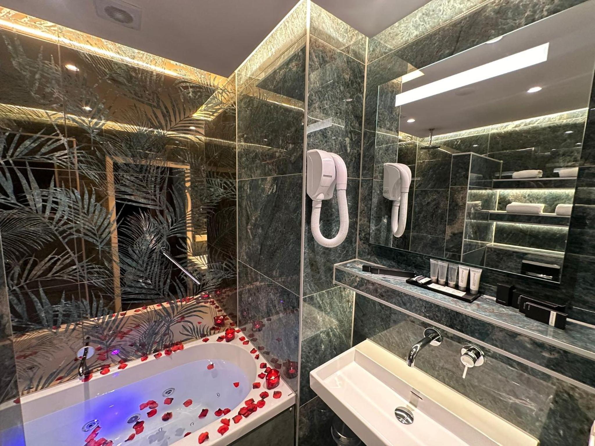 Twin Room with Spa Bath and Balcony photo 2