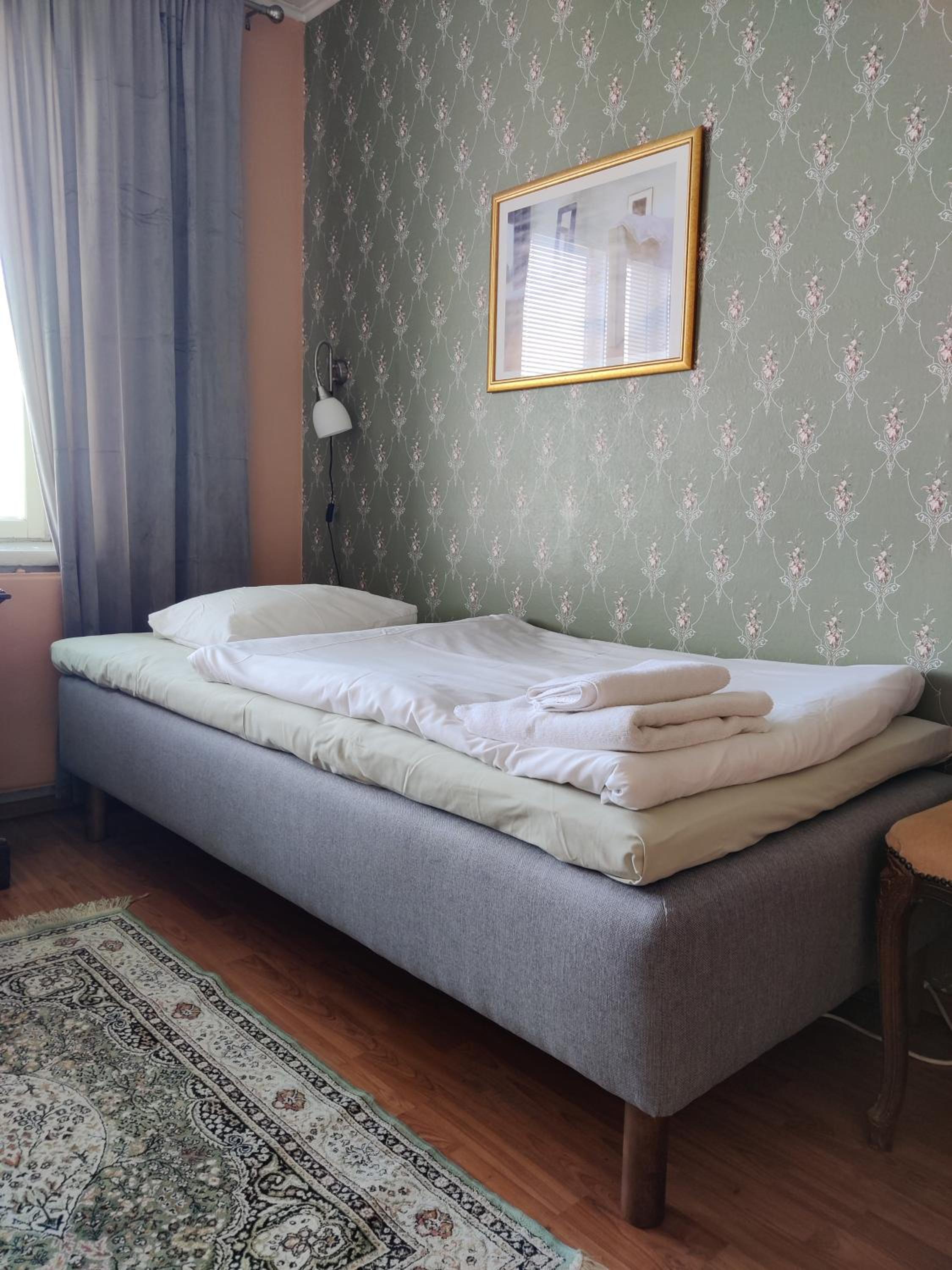 Small Twin Room - Photo 7
