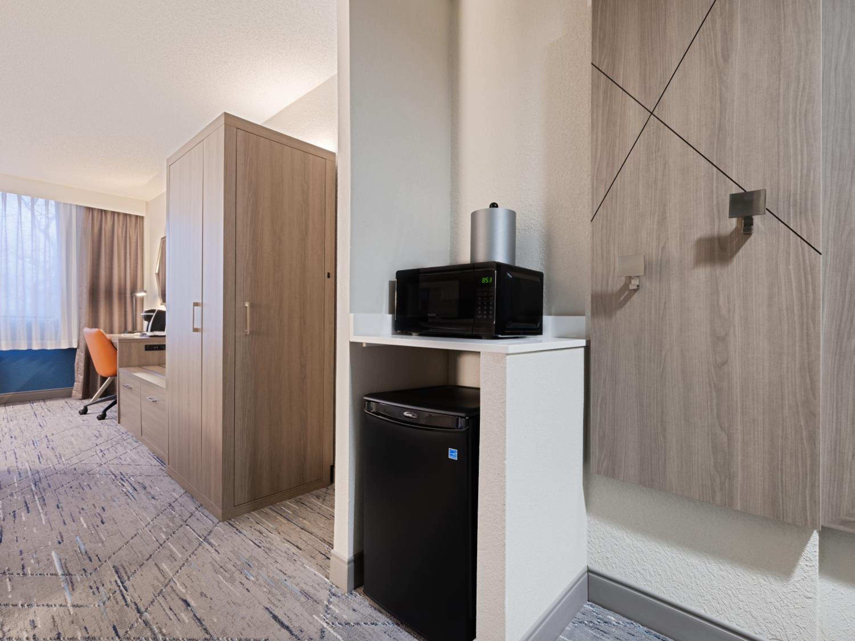 Standard King Room with Roll-in Shower - Mobility Accessible - Photo 5