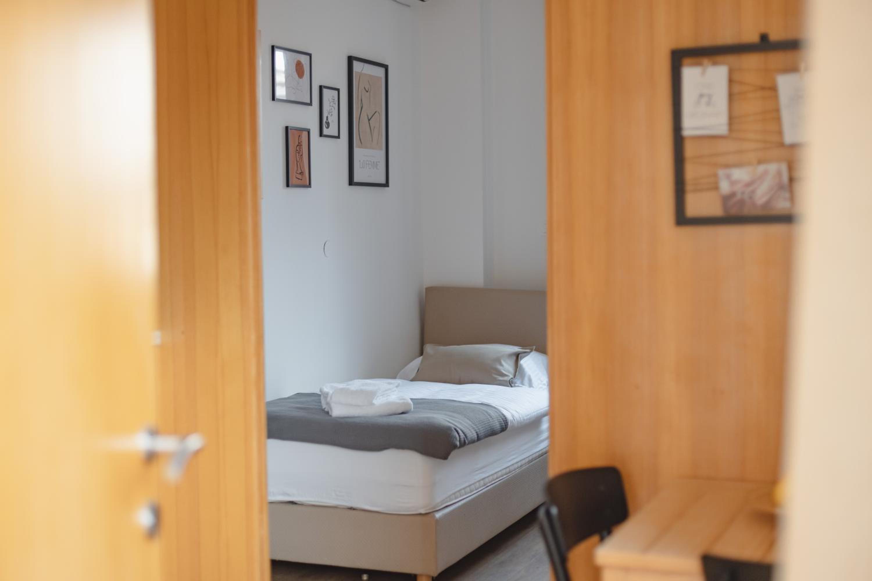 One-Bedroom Apartment photo 1