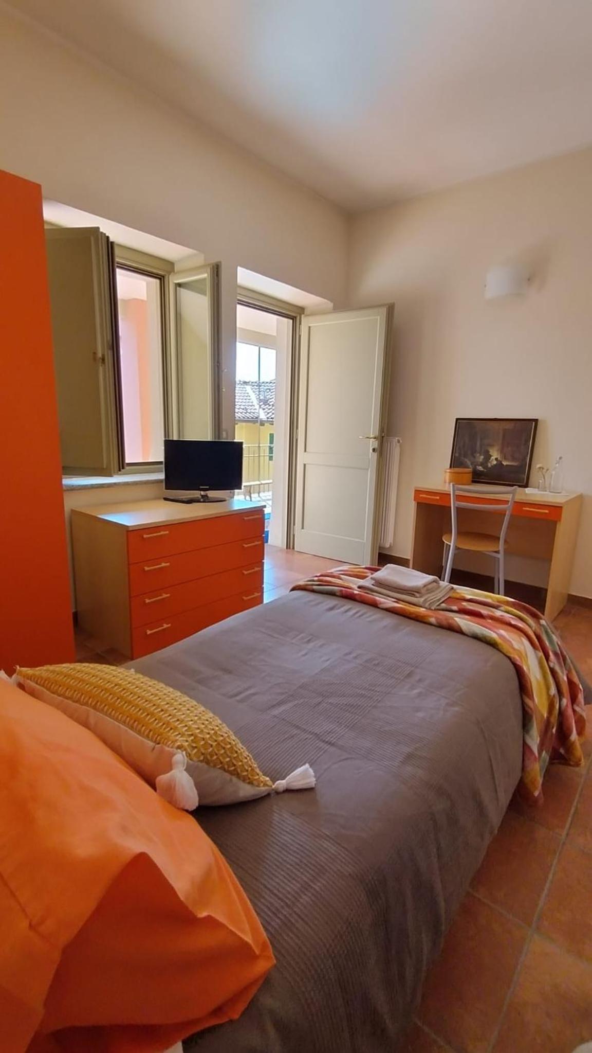 Single Room with Shared Bathroom photo 3