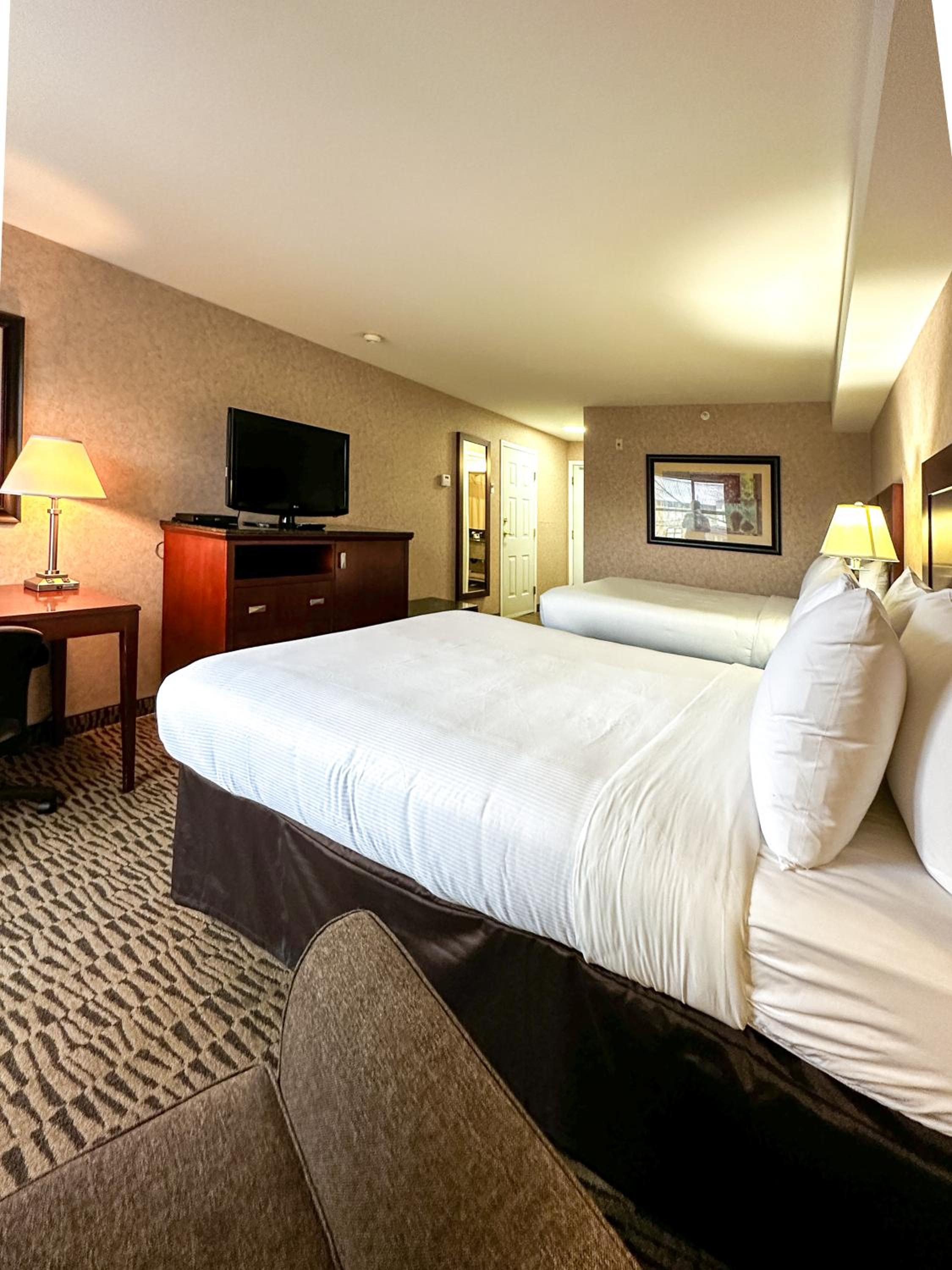 Queen Room with Two Queen Beds - Photo 3
