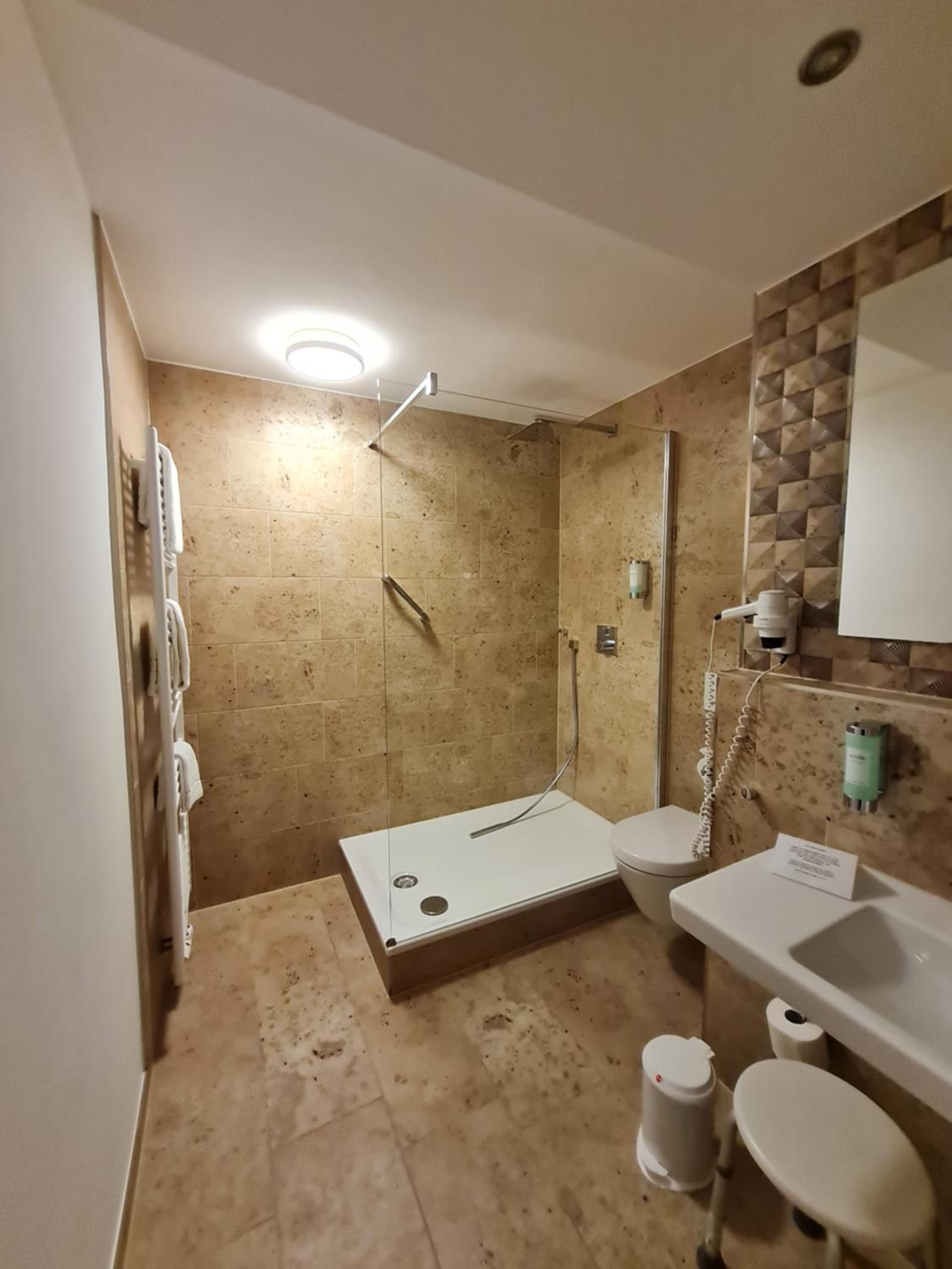 Standard Double Room - Photo 22