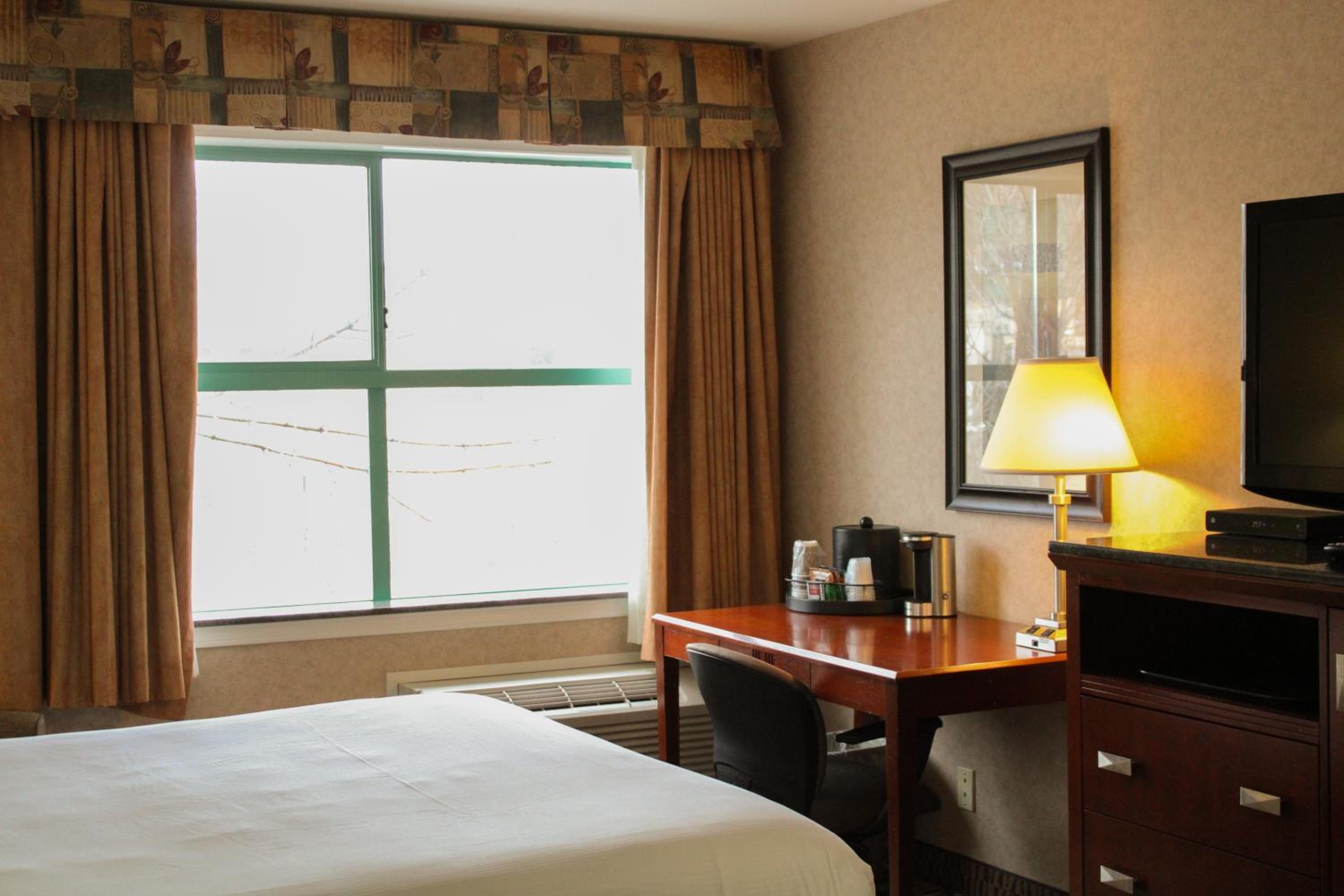 Queen Room with Two Queen Beds - Photo 4