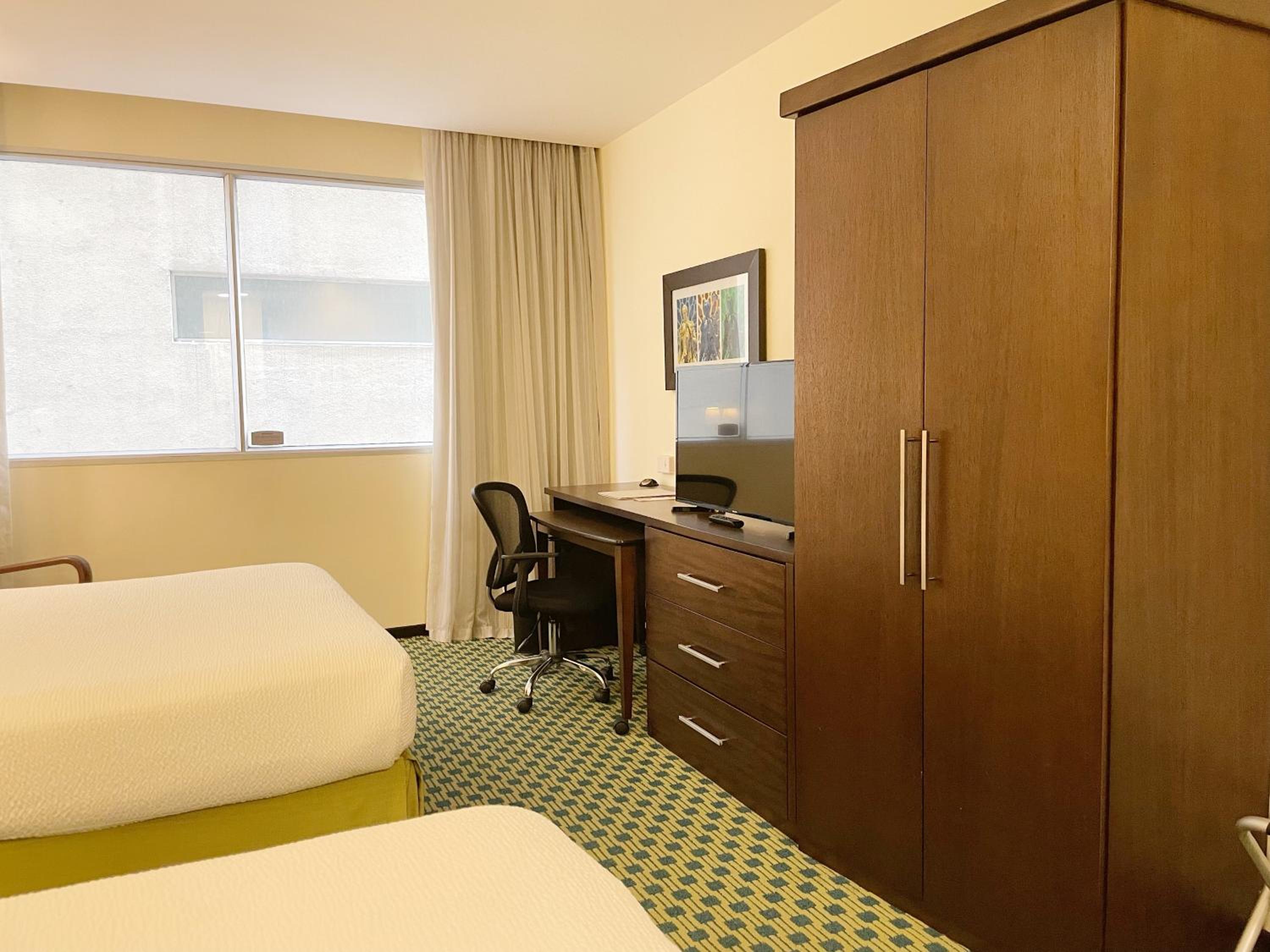 Queen Room with Two Queen Beds and Limited View photo 2