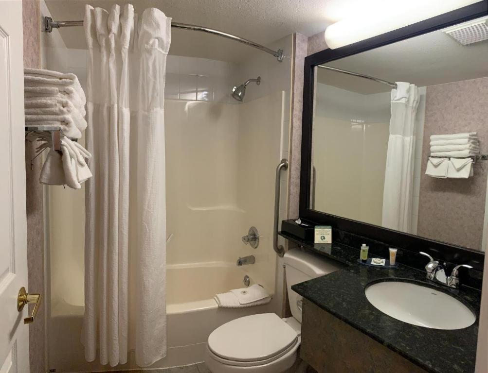 Queen Room with Two Queen Beds - Photo 5