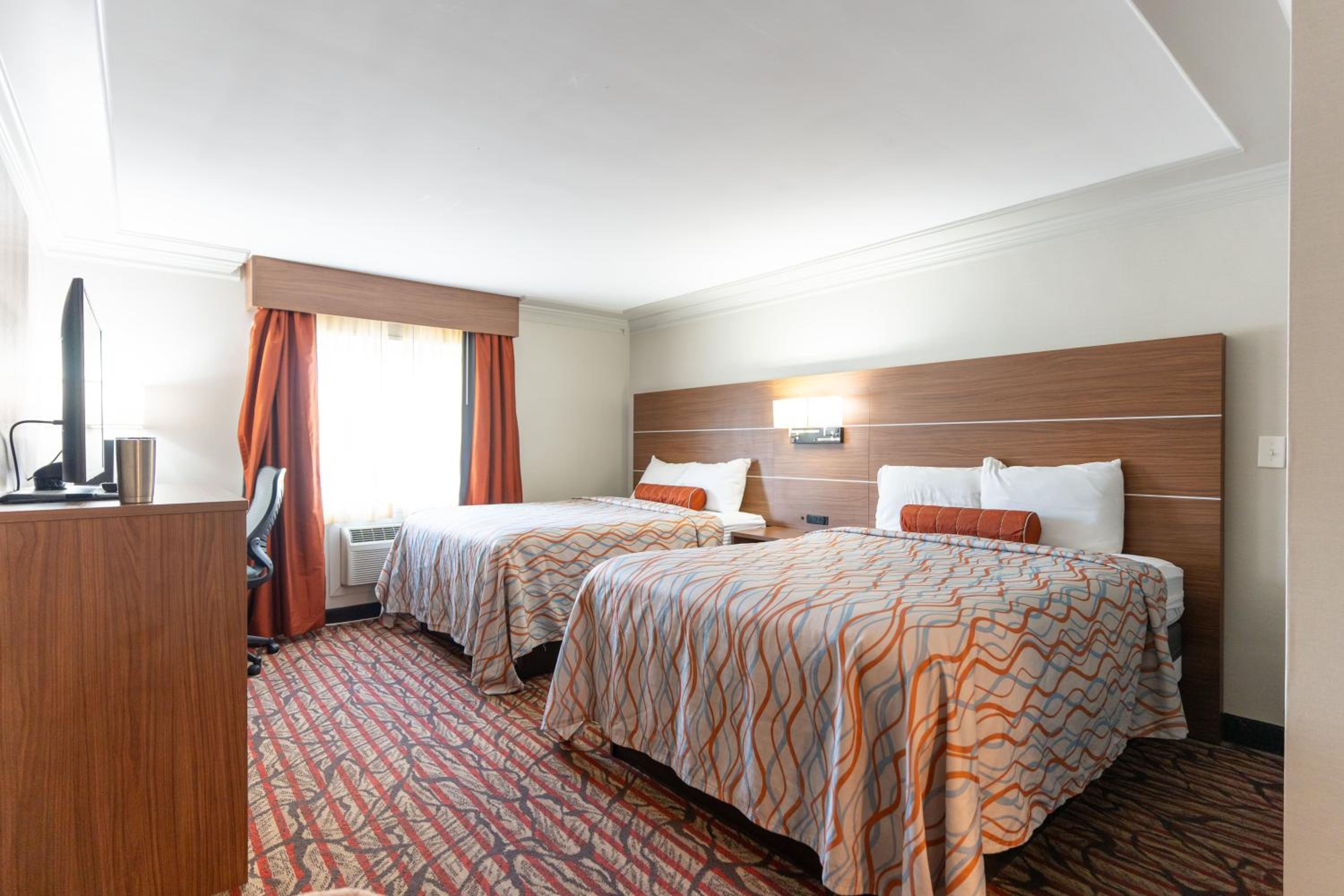 Queen Room with Two Queen Beds - Non-Smoking - Photo 1