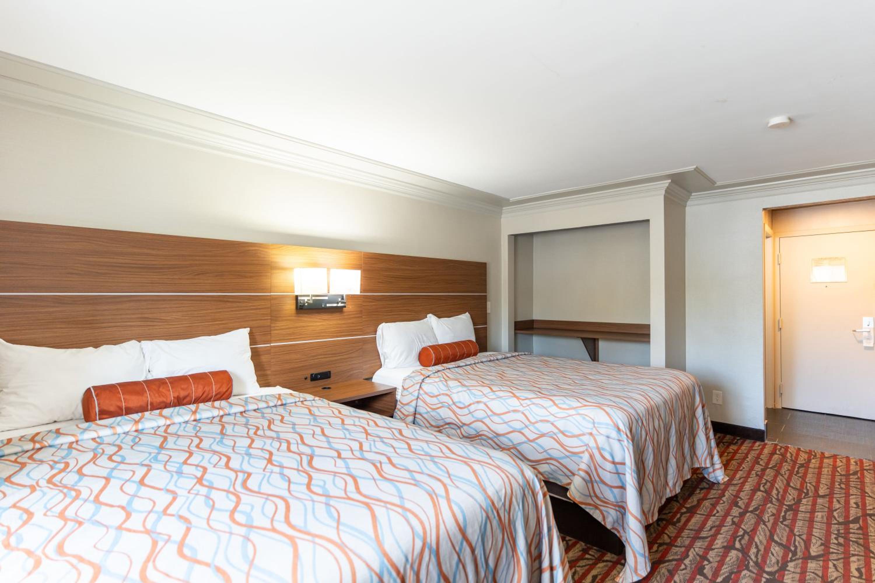 Queen Room with Two Queen Beds - Non-Smoking - Photo 4