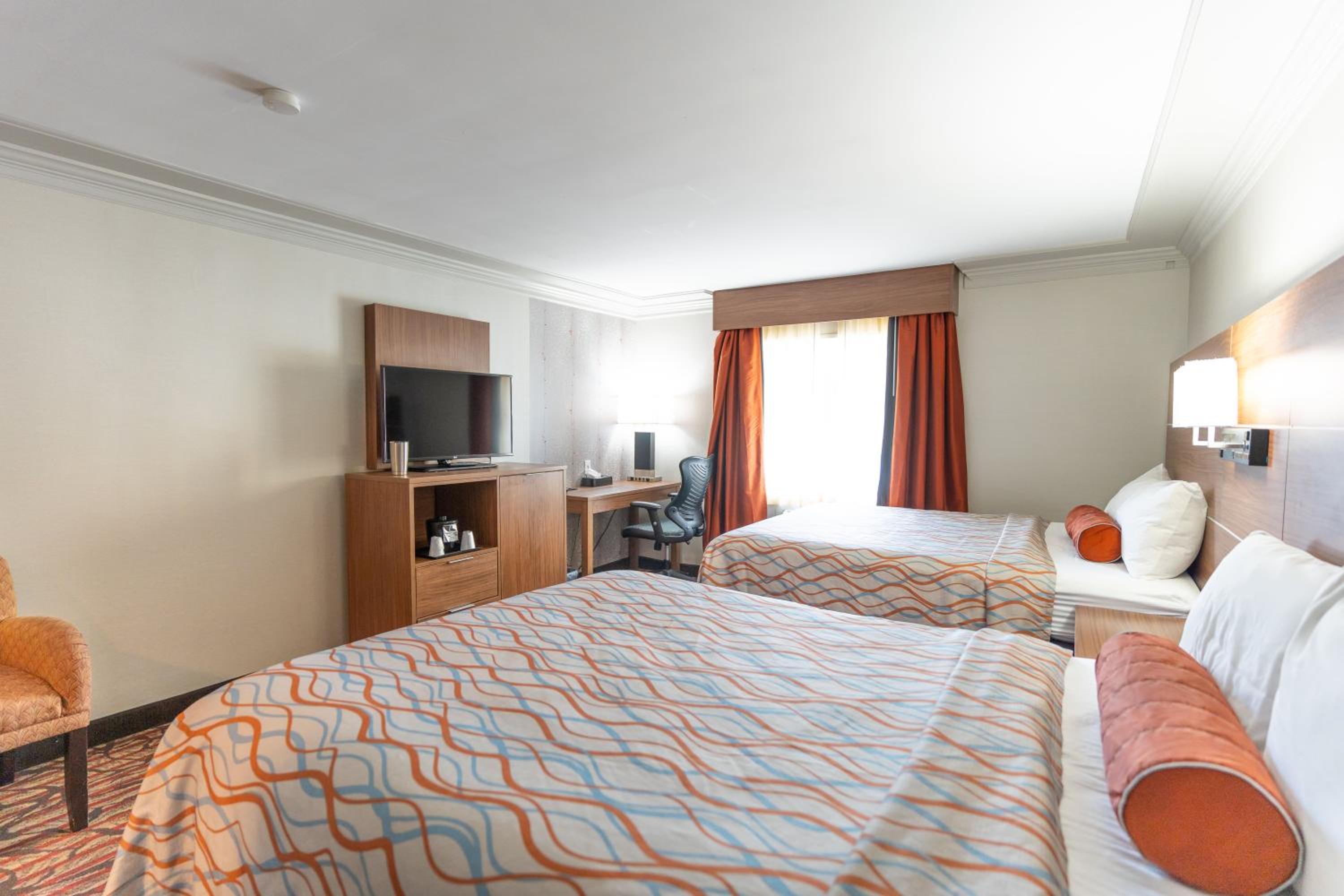 Queen Room with Two Queen Beds - Non-Smoking - Photo 3