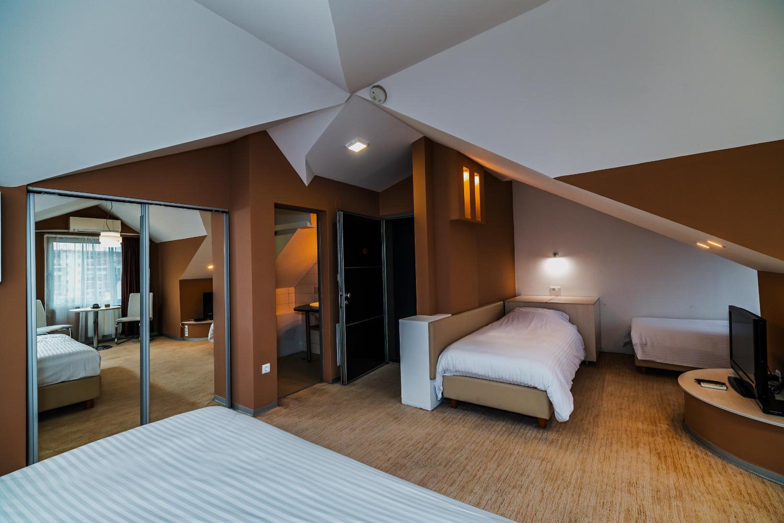 Superior Suite - Photo 4