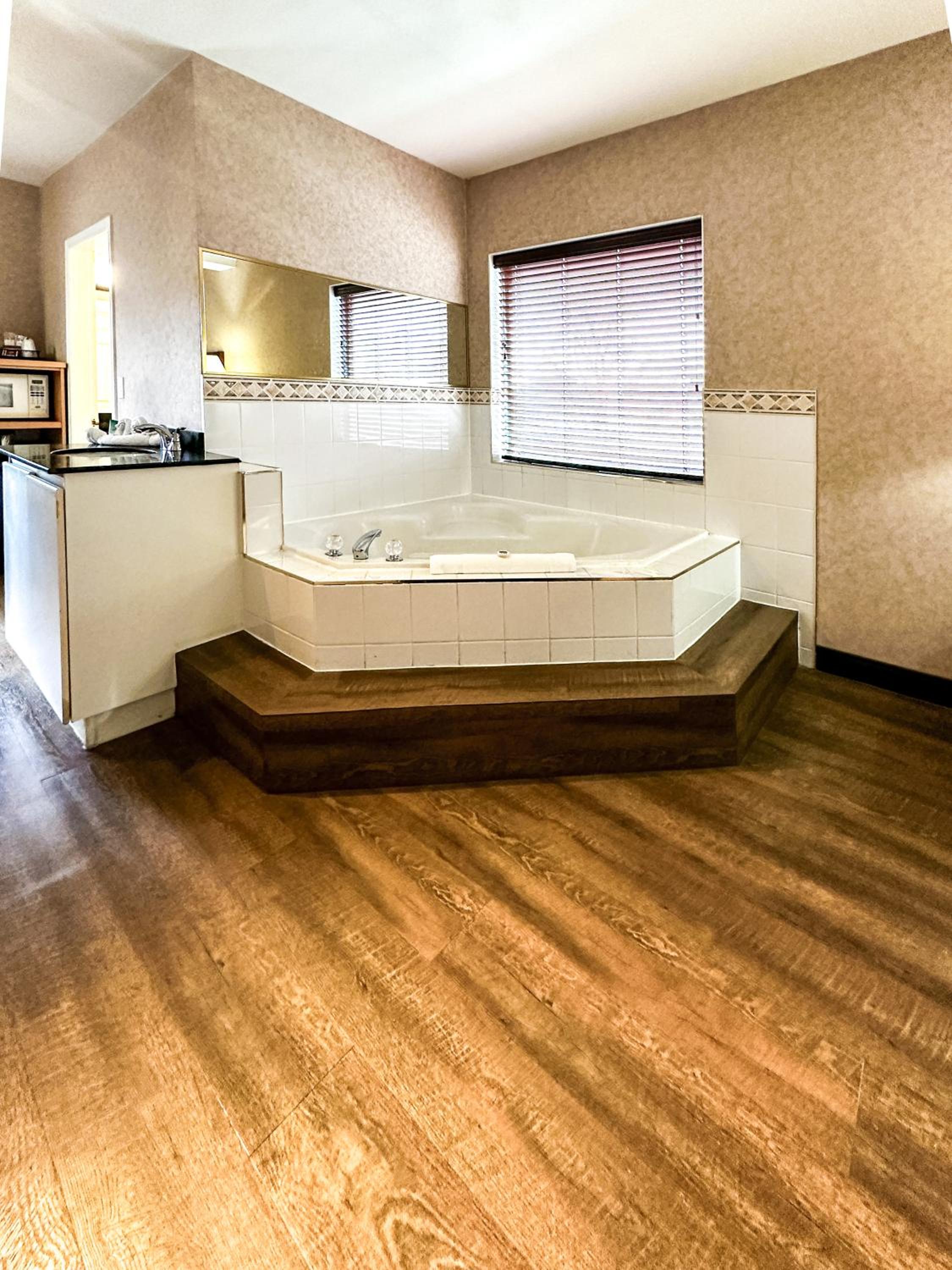 King Room with Spa Bath - Photo 2