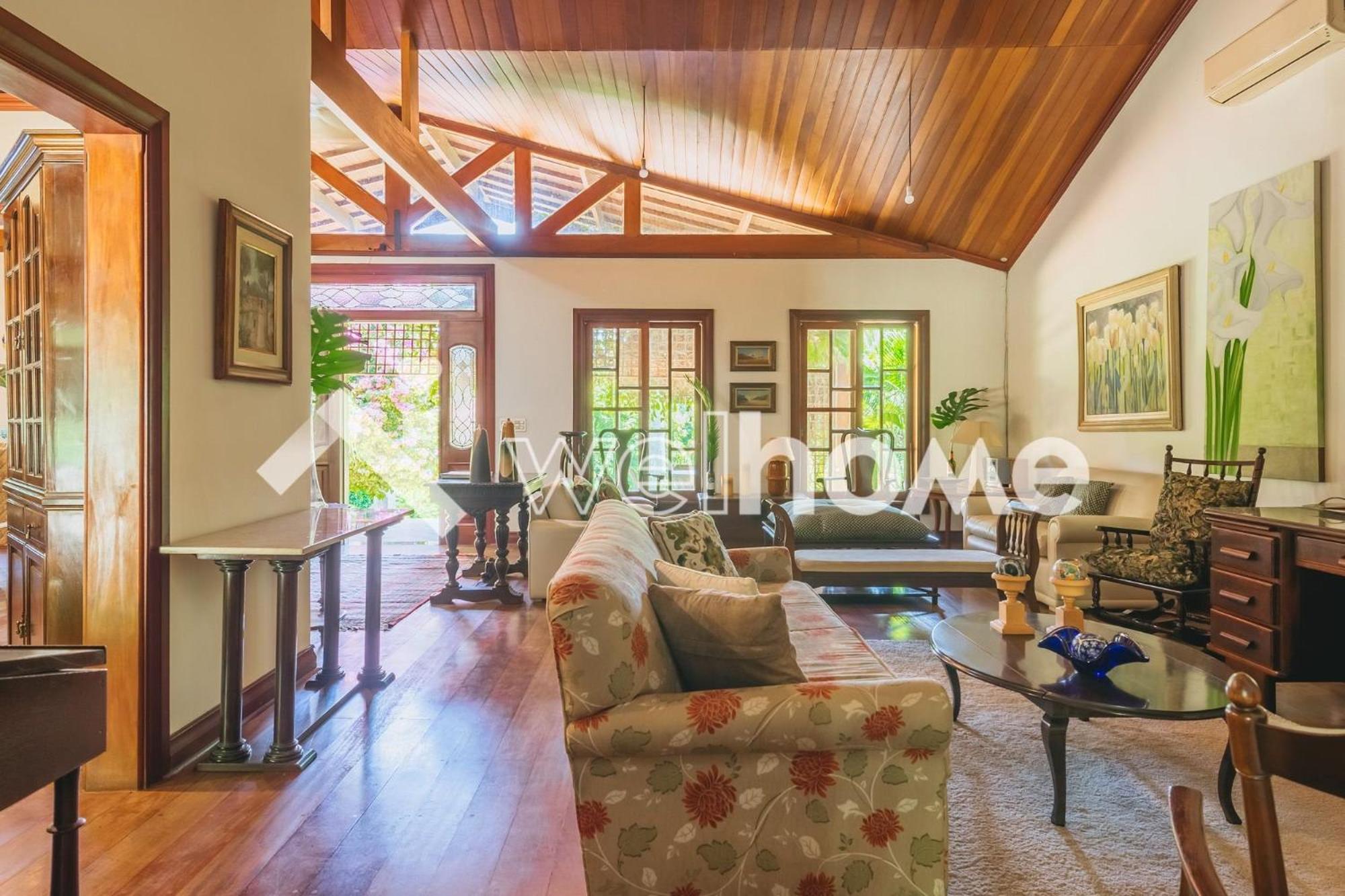 Five-Bedroom House photo 1