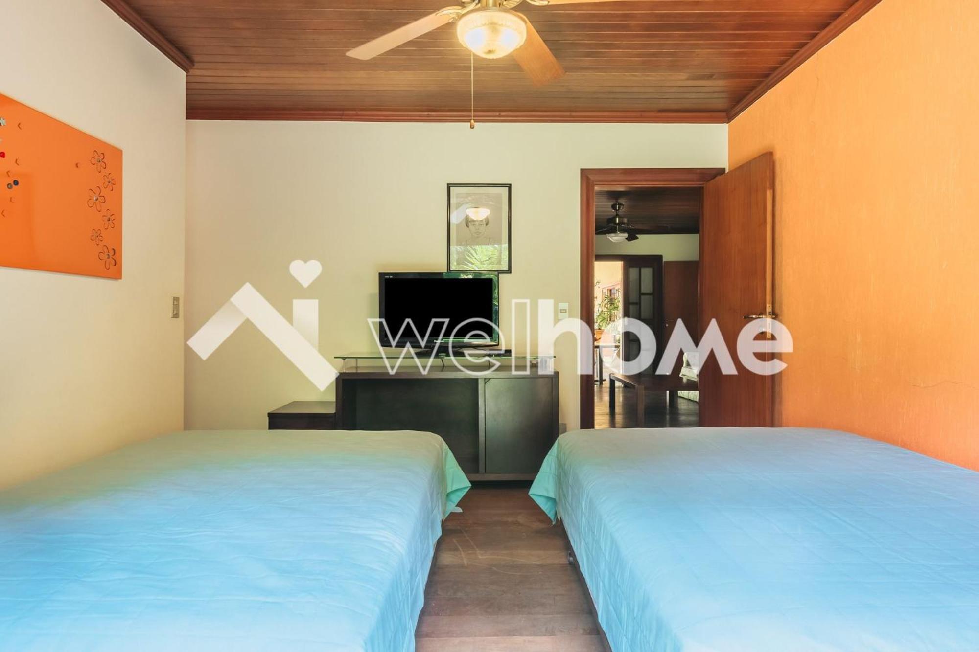 Five-Bedroom House photo 2