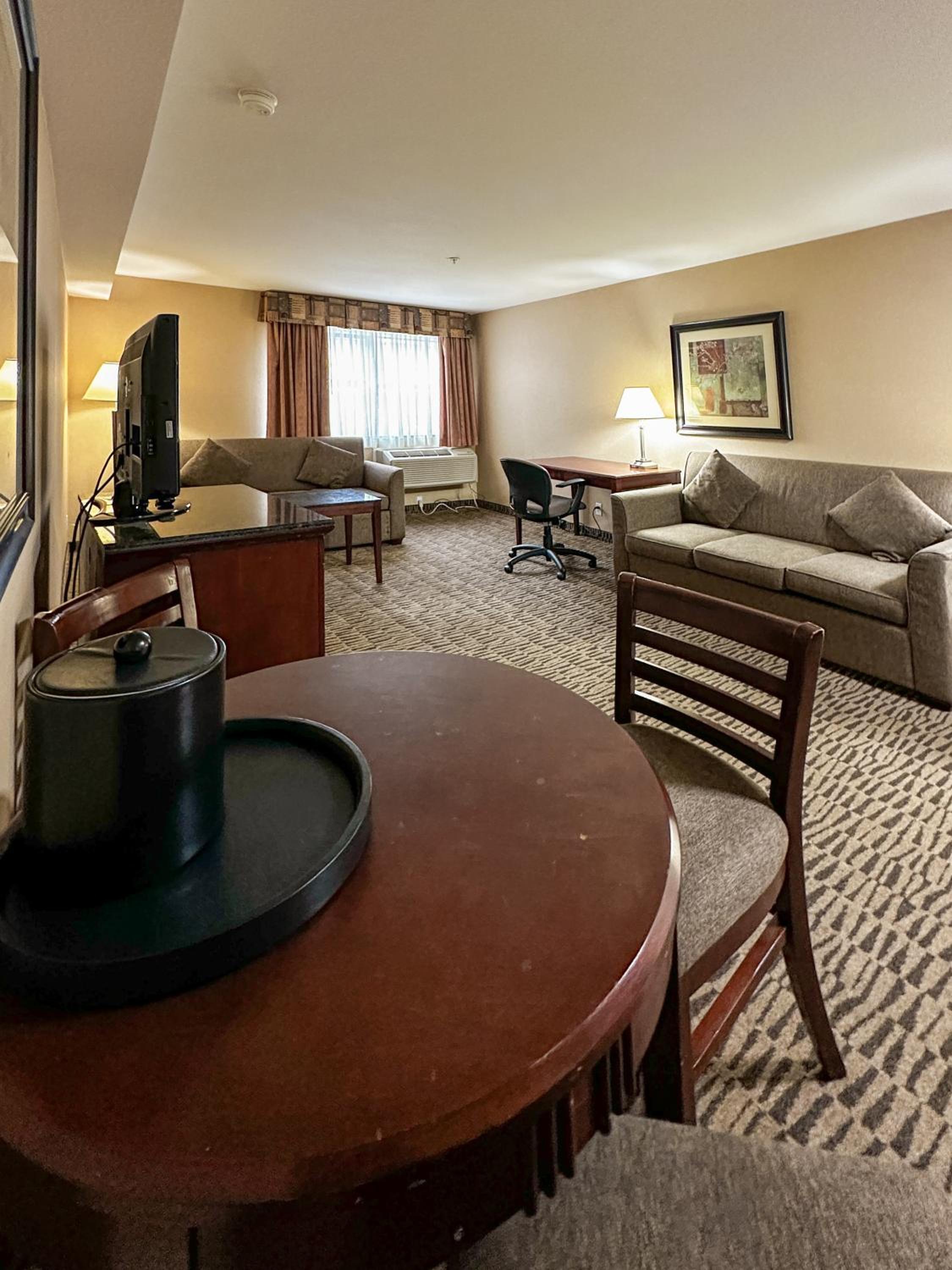 Deluxe Queen Suite - Photo 2