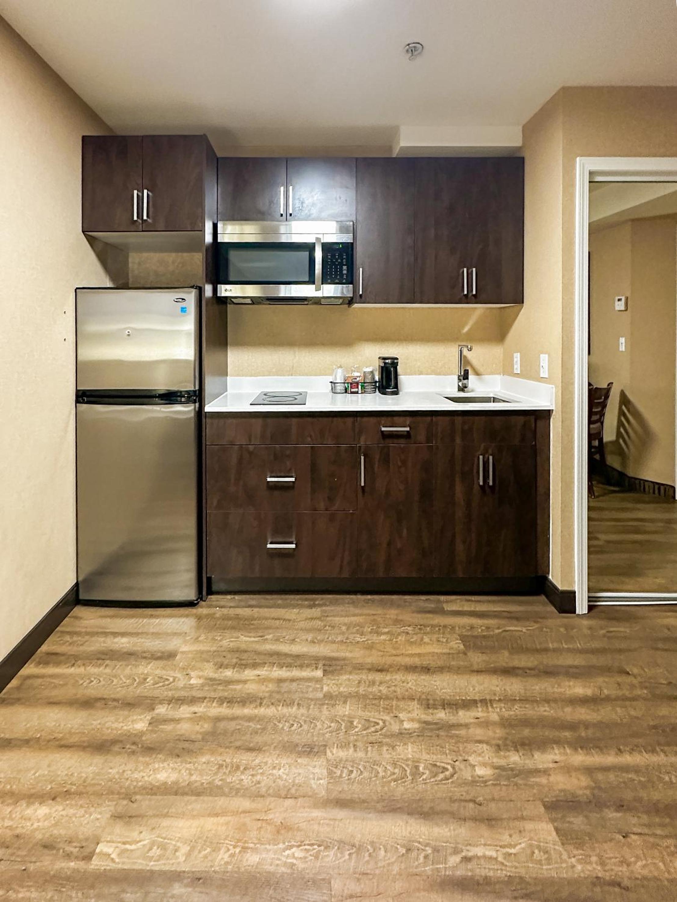 Deluxe Queen Suite - Photo 3