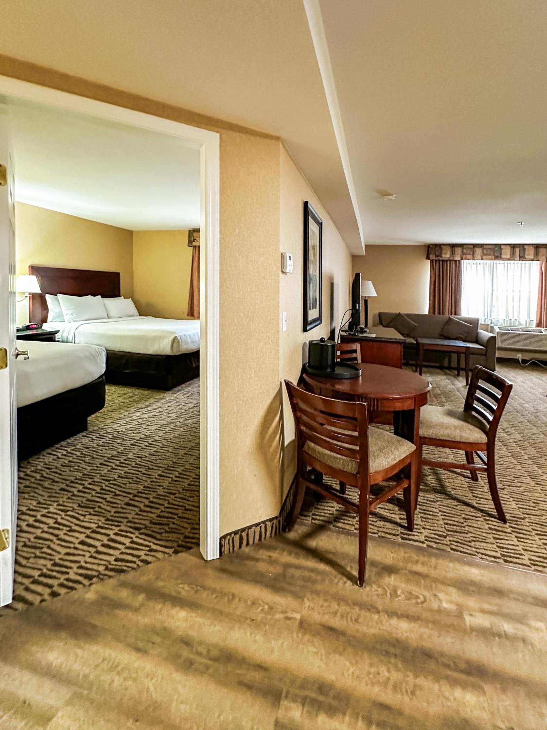 Deluxe Queen Suite - Photo 4