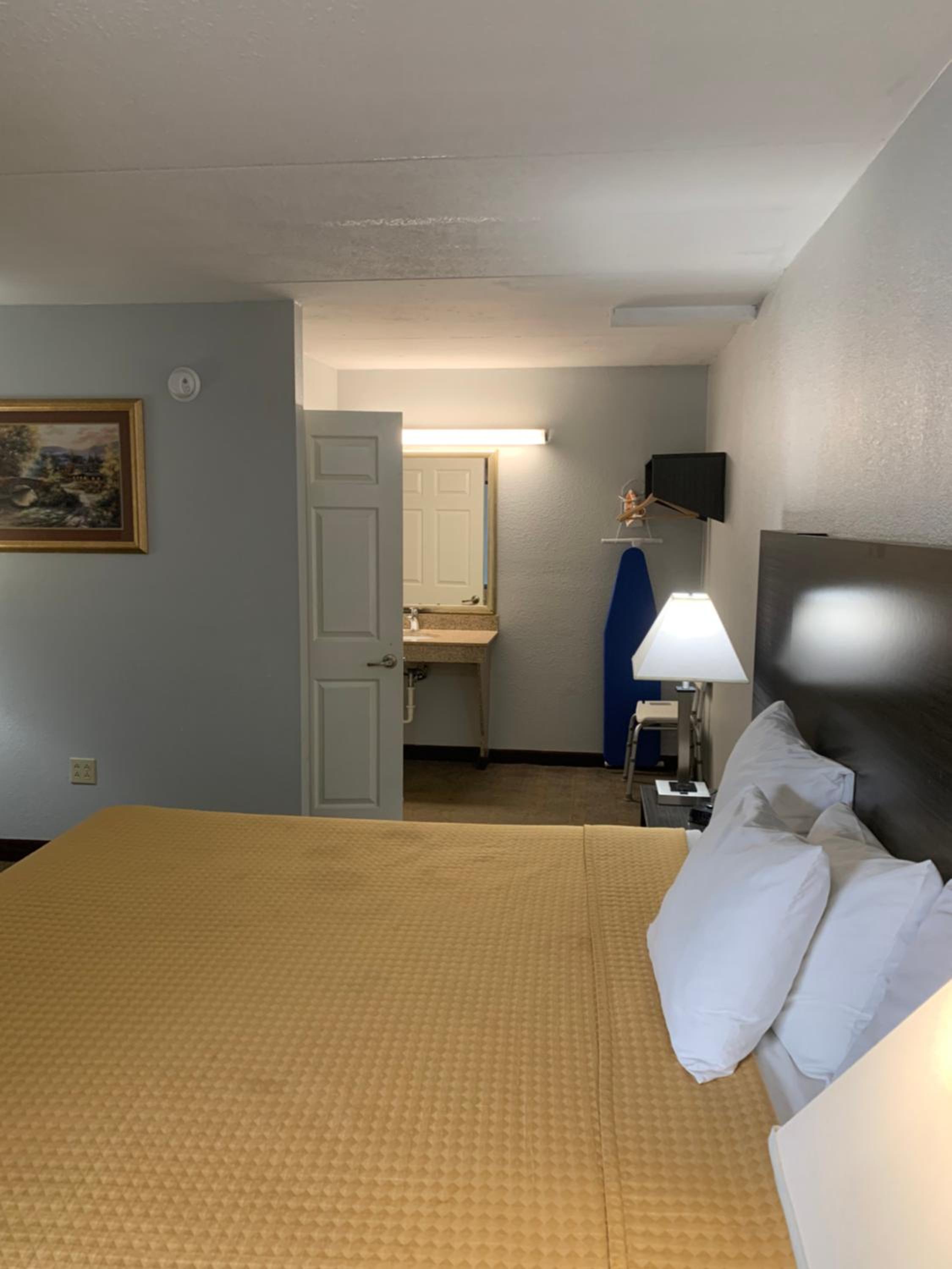 King Room - Mobility Access/Non-Smoking photo 3
