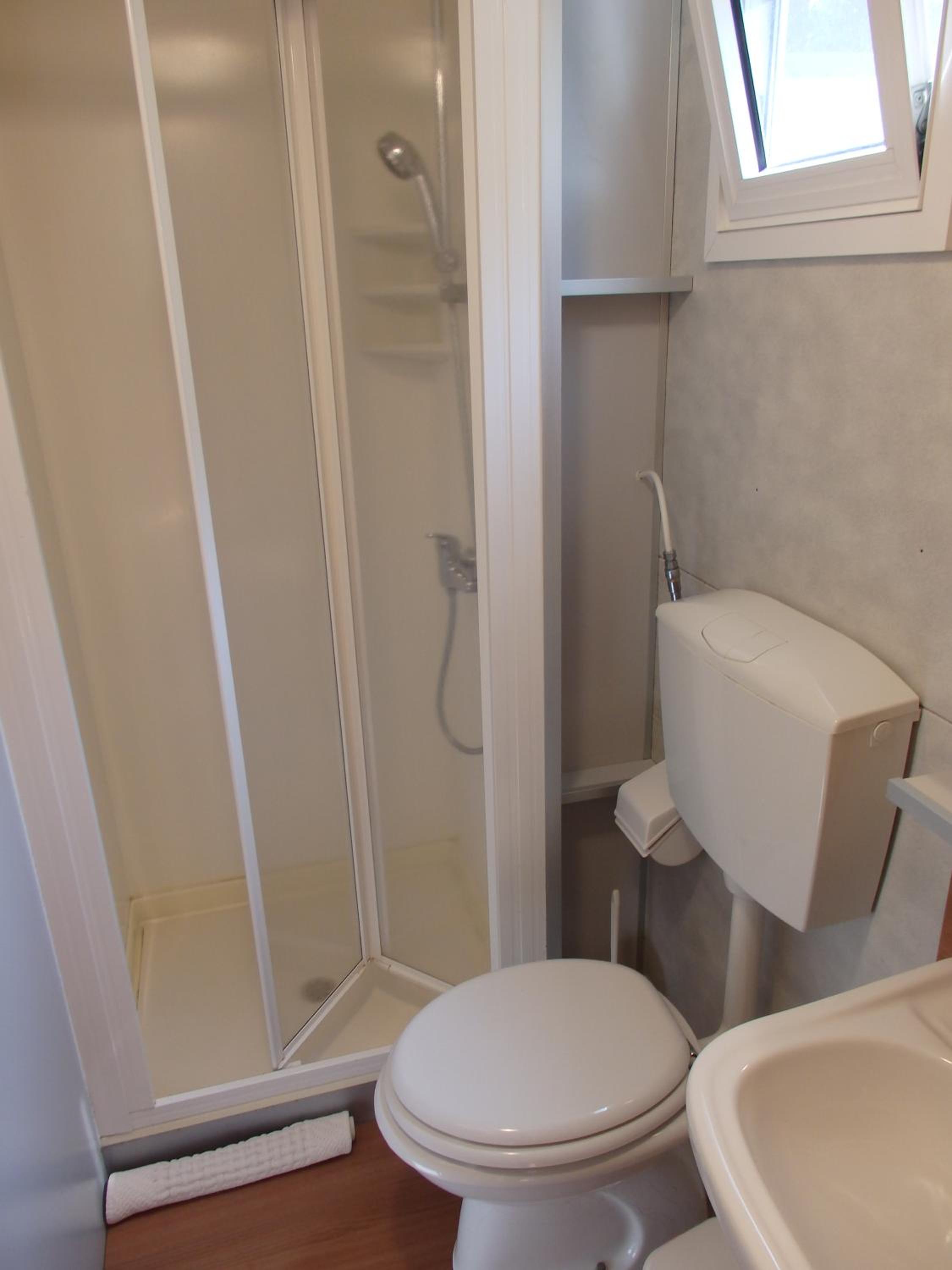 Mobile Home - Photo 5