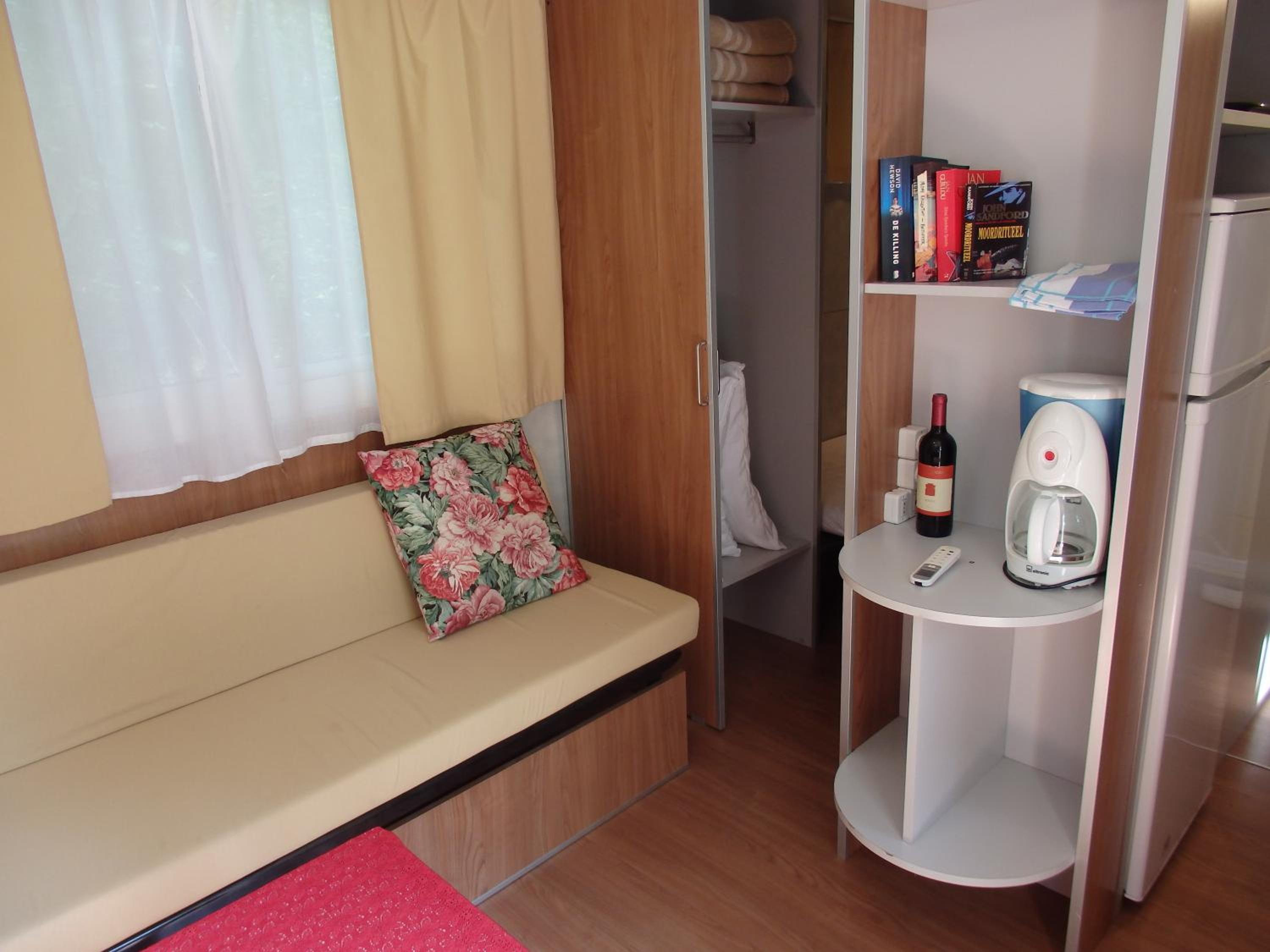 Mobile Home - Photo 3