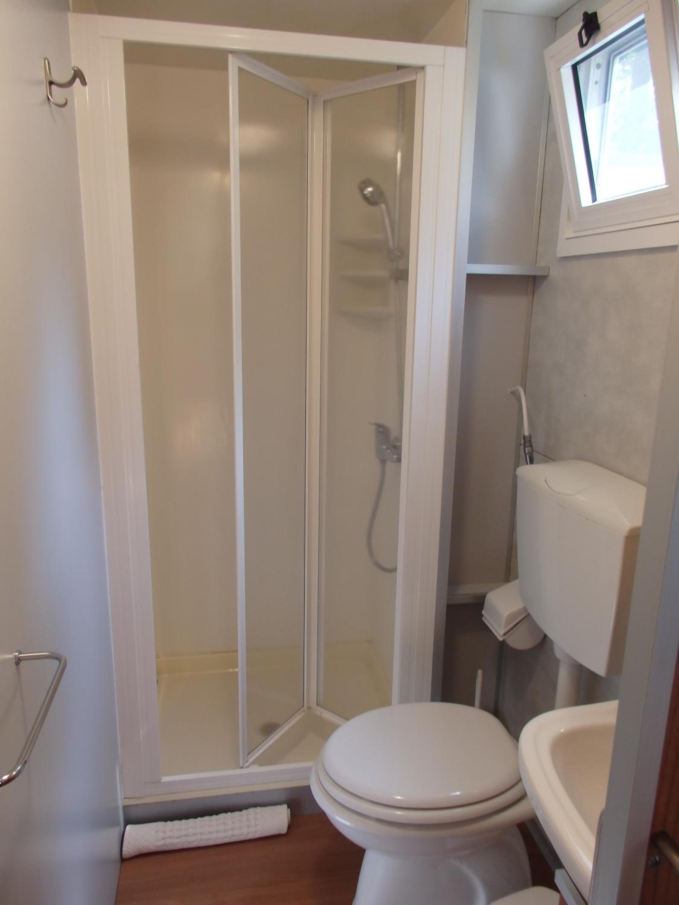 Mobile Home - Photo 11
